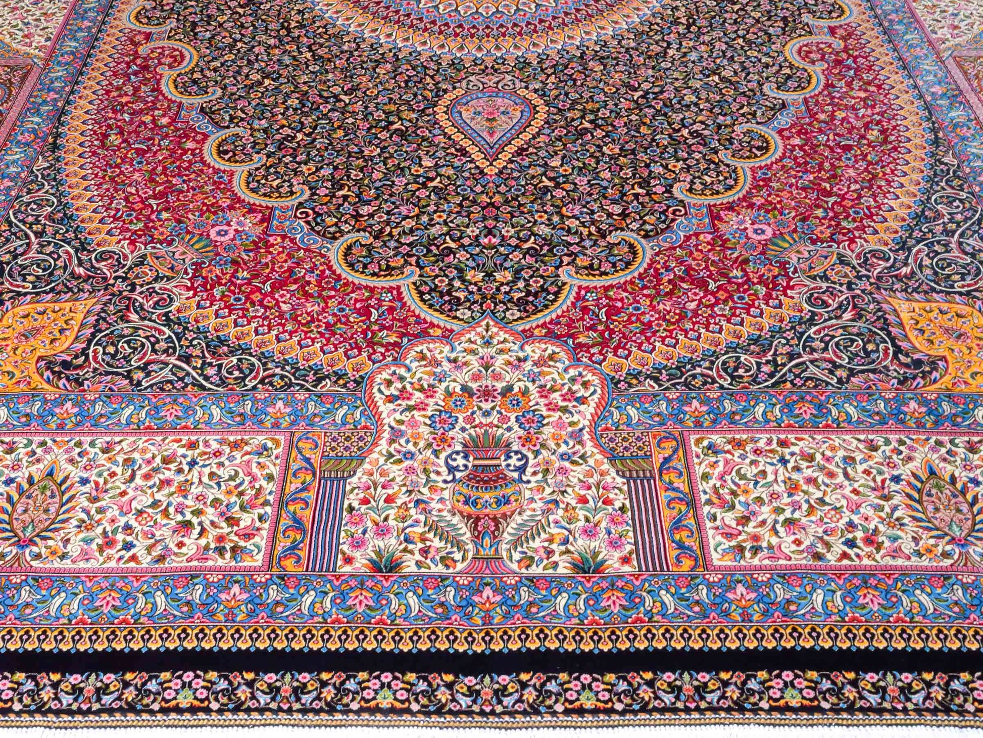 Ghom Maschinenteppich "Iraj" 300 x 200 cm aus pflanzlicher Seide (Viskose) mit Medaillon, Schwarz, Cremeweiß. Teppichnummer: V47BC600H. Persian Luxury Collection by Khademi. Made in Iran / Persia – Vertrieb durch JUPITER Intl.