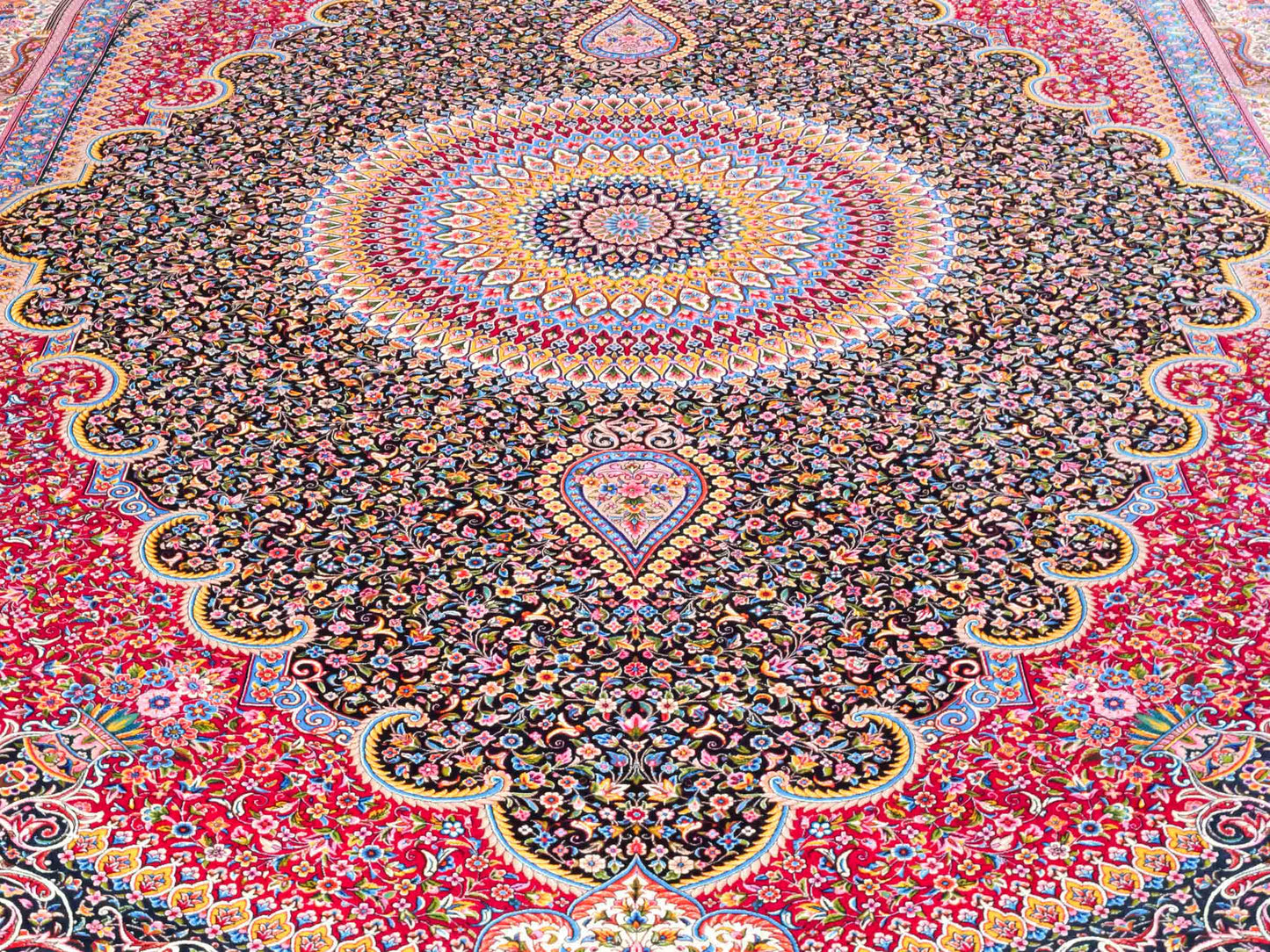 Ghom Maschinenteppich "Iraj" 300 x 200 cm aus pflanzlicher Seide (Viskose) mit Medaillon, Schwarz, Cremeweiß. Teppichnummer: V47BC600H. Persian Luxury Collection by Khademi. Made in Iran / Persia – Vertrieb durch JUPITER Intl.