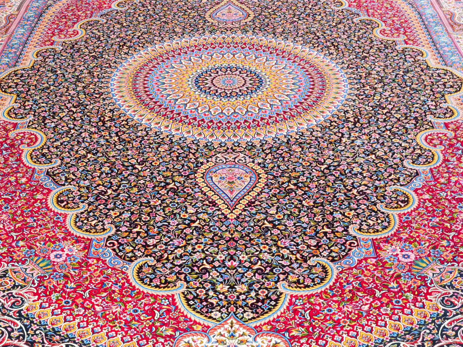 Ghom Maschinenteppich "Iraj" 300 x 200 cm aus pflanzlicher Seide (Viskose) mit Medaillon, Schwarz, Cremeweiß. Teppichnummer: V47BC600H. Persian Luxury Collection by Khademi. Made in Iran / Persia – Vertrieb durch JUPITER Intl.