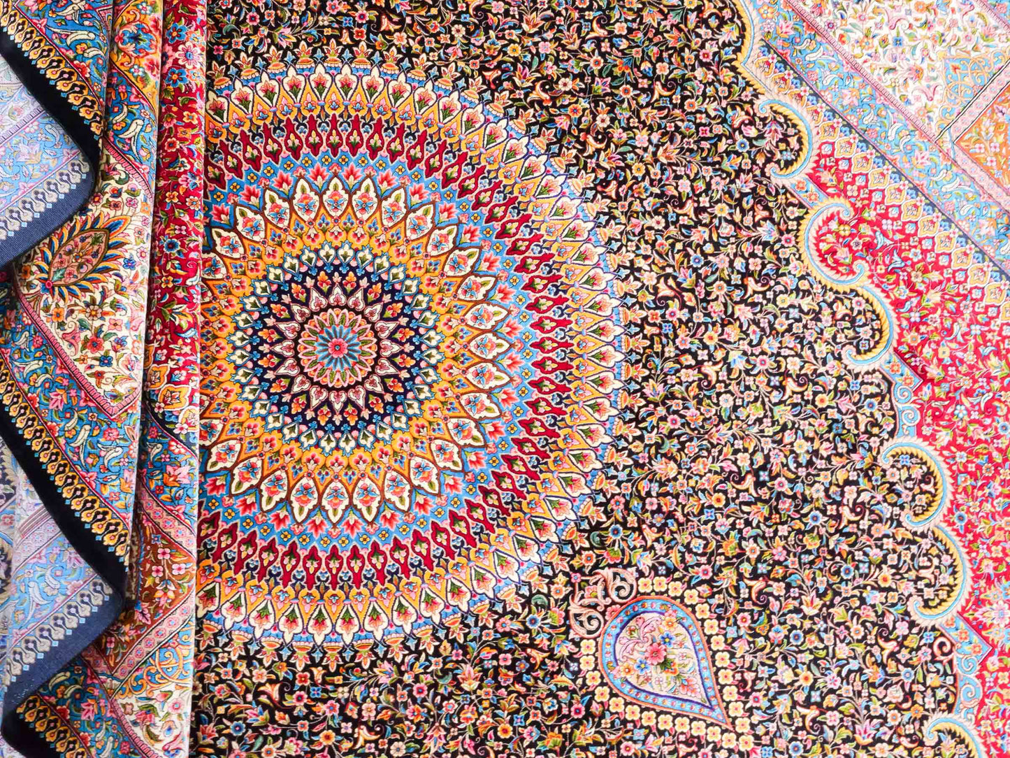 Ghom Maschinenteppich "Iraj" 300 x 200 cm aus pflanzlicher Seide (Viskose) mit Medaillon, Schwarz, Cremeweiß. Teppichnummer: V47BC600H. Persian Luxury Collection by Khademi. Made in Iran / Persia – Vertrieb durch JUPITER Intl.