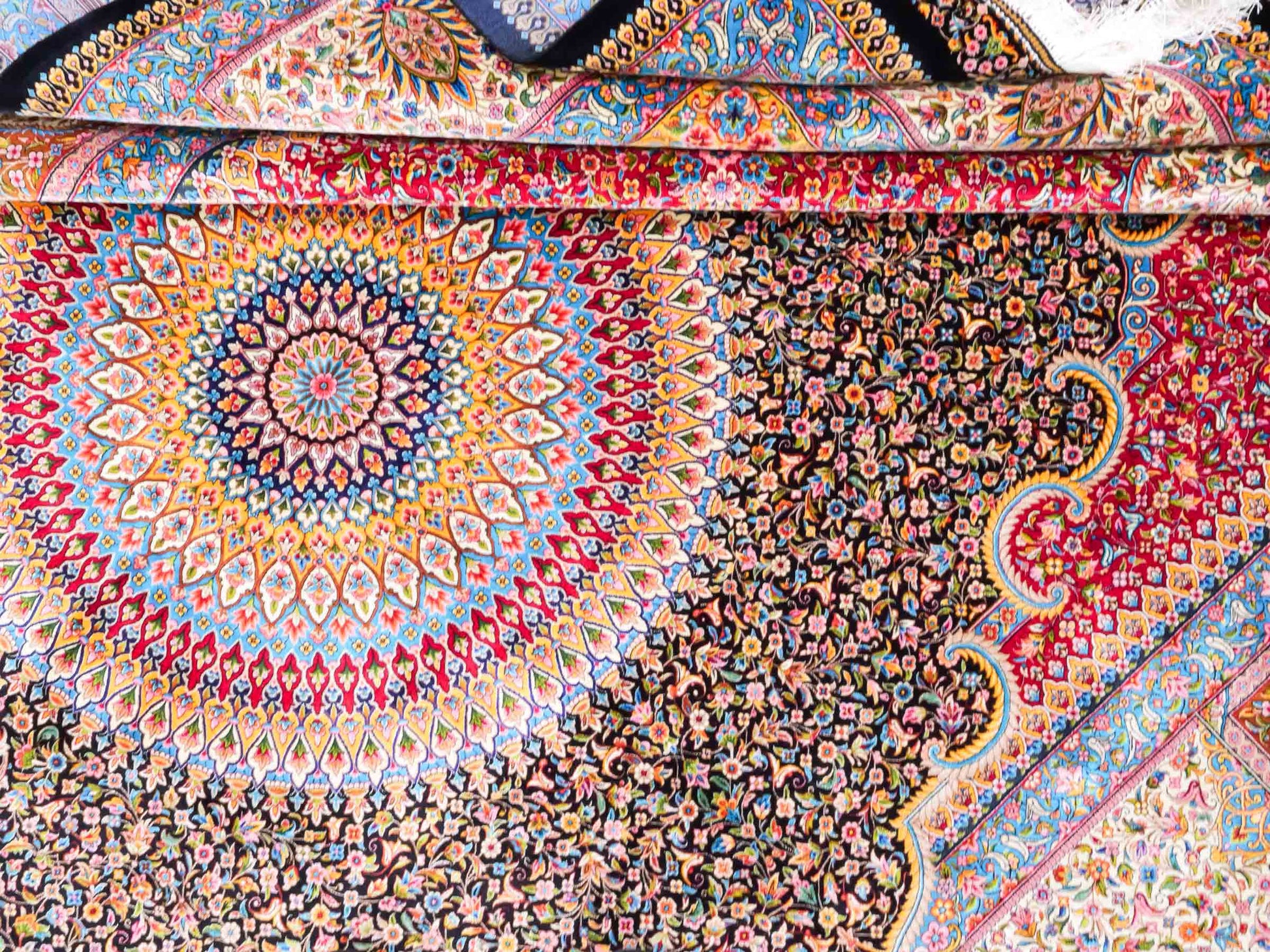 Ghom Maschinenteppich "Iraj" 300 x 200 cm aus pflanzlicher Seide (Viskose) mit Medaillon, Schwarz, Cremeweiß. Teppichnummer: V47BC600H. Persian Luxury Collection by Khademi. Made in Iran / Persia – Vertrieb durch JUPITER Intl.