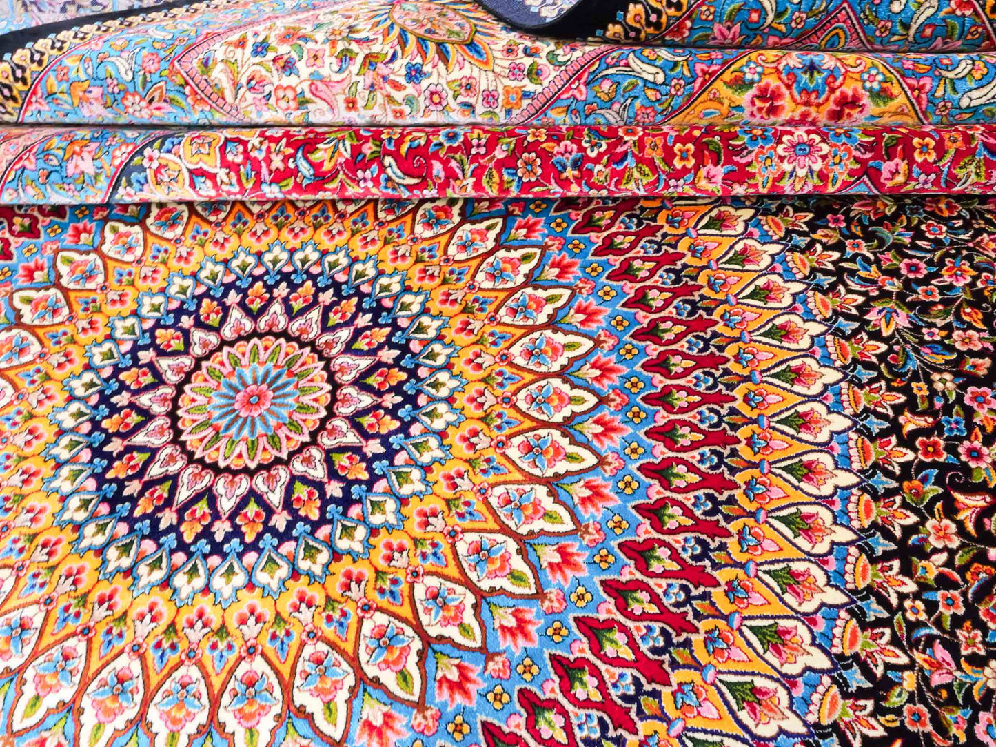 Ghom Maschinenteppich "Iraj" 300 x 200 cm aus pflanzlicher Seide (Viskose) mit Medaillon, Schwarz, Cremeweiß. Teppichnummer: V47BC600H. Persian Luxury Collection by Khademi. Made in Iran / Persia – Vertrieb durch JUPITER Intl.