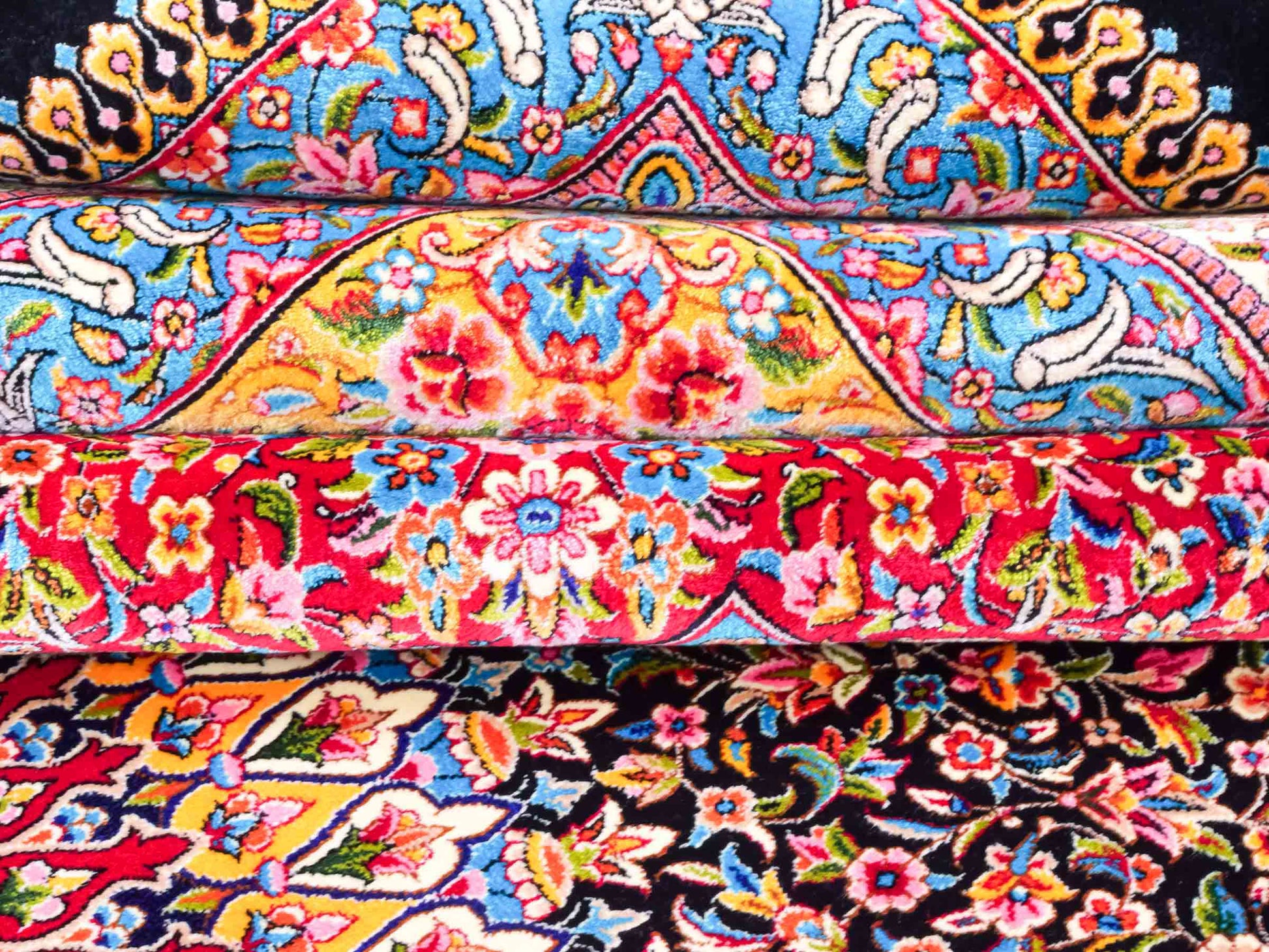 Ghom Maschinenteppich "Iraj" 300 x 200 cm aus pflanzlicher Seide (Viskose) mit Medaillon, Schwarz, Cremeweiß. Teppichnummer: V47BC600H. Persian Luxury Collection by Khademi. Made in Iran / Persia – Vertrieb durch JUPITER Intl.