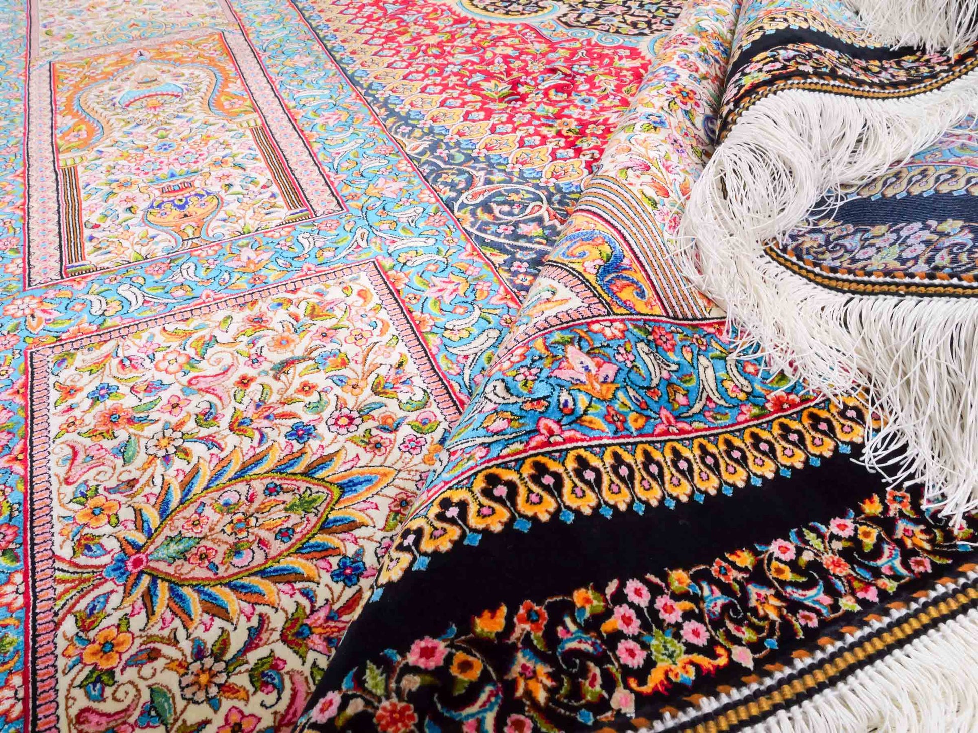 Ghom Maschinenteppich "Iraj" 300 x 200 cm aus pflanzlicher Seide (Viskose) mit Medaillon, Schwarz, Cremeweiß. Teppichnummer: V47BC600H. Persian Luxury Collection by Khademi. Made in Iran / Persia – Vertrieb durch JUPITER Intl.