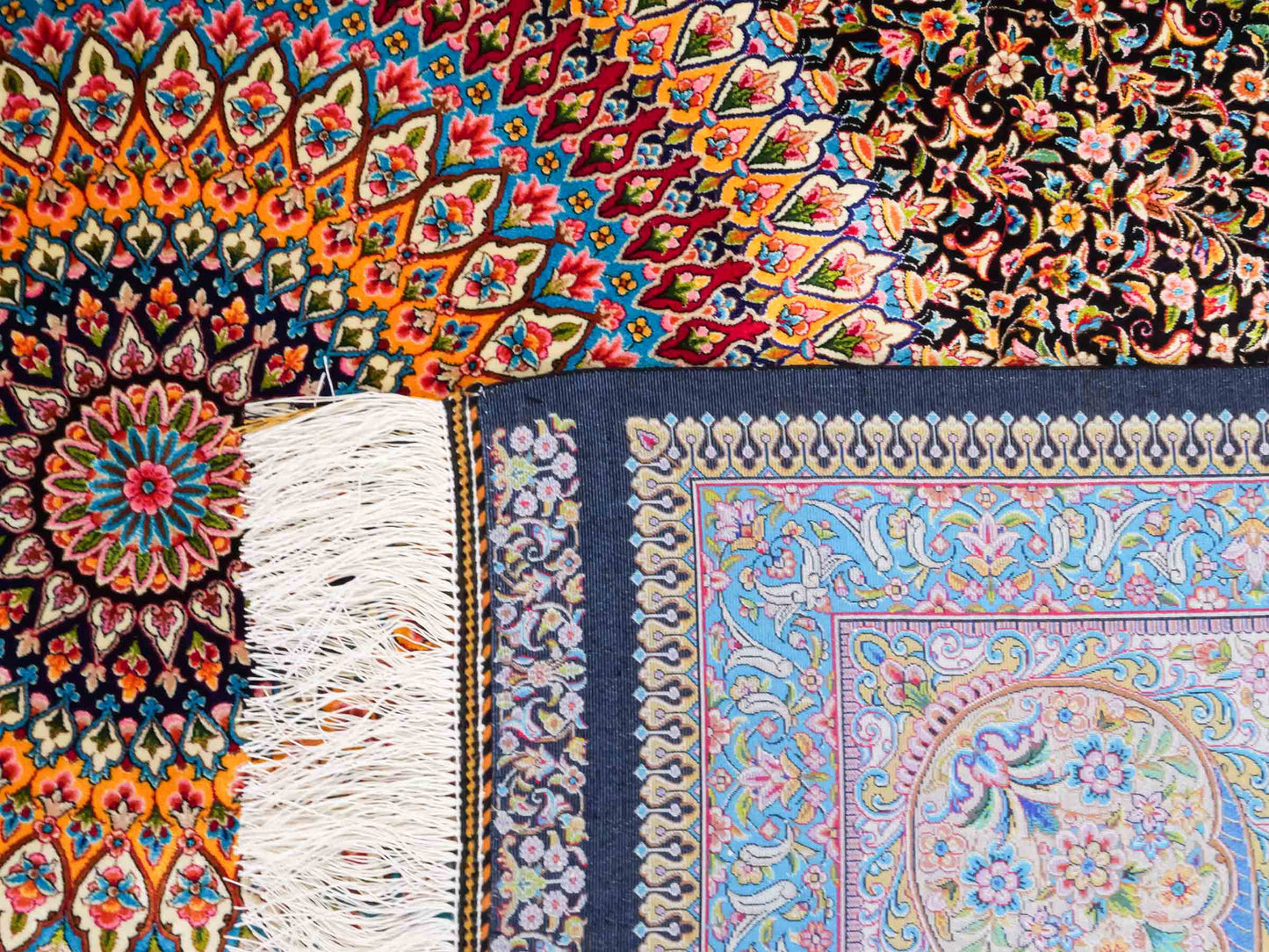 Ghom Maschinenteppich "Iraj" 300 x 200 cm aus pflanzlicher Seide (Viskose) mit Medaillon, Schwarz, Cremeweiß. Teppichnummer: V47BC600H. Persian Luxury Collection by Khademi. Made in Iran / Persia – Vertrieb durch JUPITER Intl.