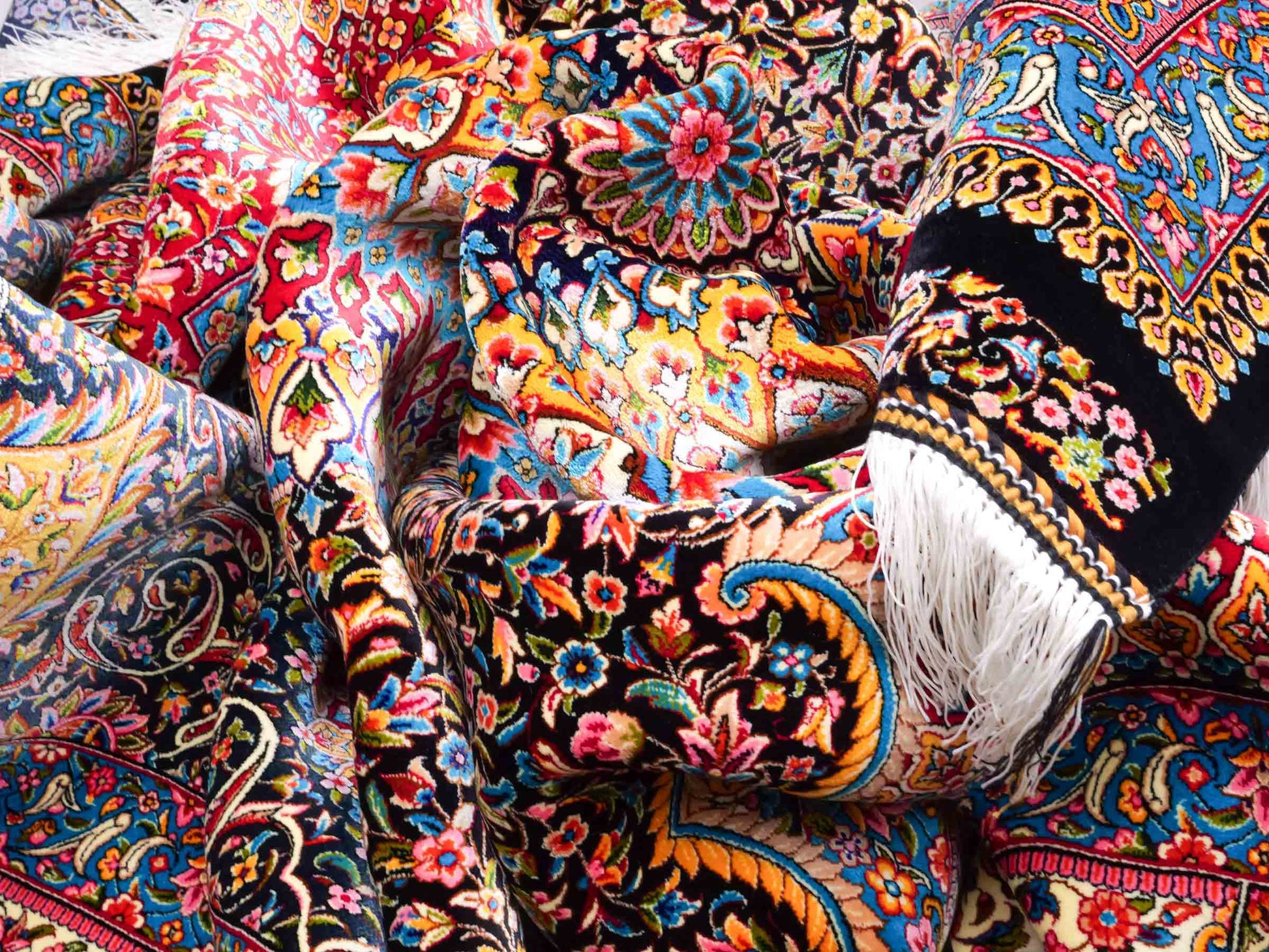 Ghom Maschinenteppich "Iraj" 300 x 200 cm aus pflanzlicher Seide (Viskose) mit Medaillon, Schwarz, Cremeweiß. Teppichnummer: V47BC600H. Persian Luxury Collection by Khademi. Made in Iran / Persia – Vertrieb durch JUPITER Intl.