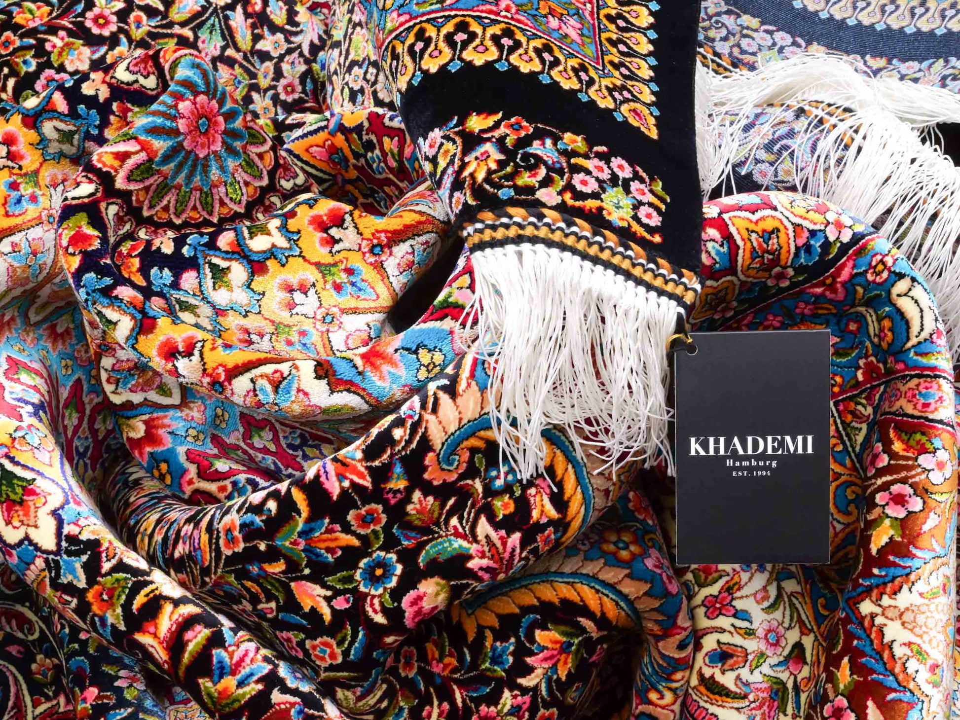 Ghom Maschinenteppich "Iraj" 300 x 200 cm aus pflanzlicher Seide (Viskose) mit Medaillon, Schwarz, Cremeweiß. Teppichnummer: V47BC600H. Persian Luxury Collection by Khademi. Made in Iran / Persia – Vertrieb durch JUPITER Intl.