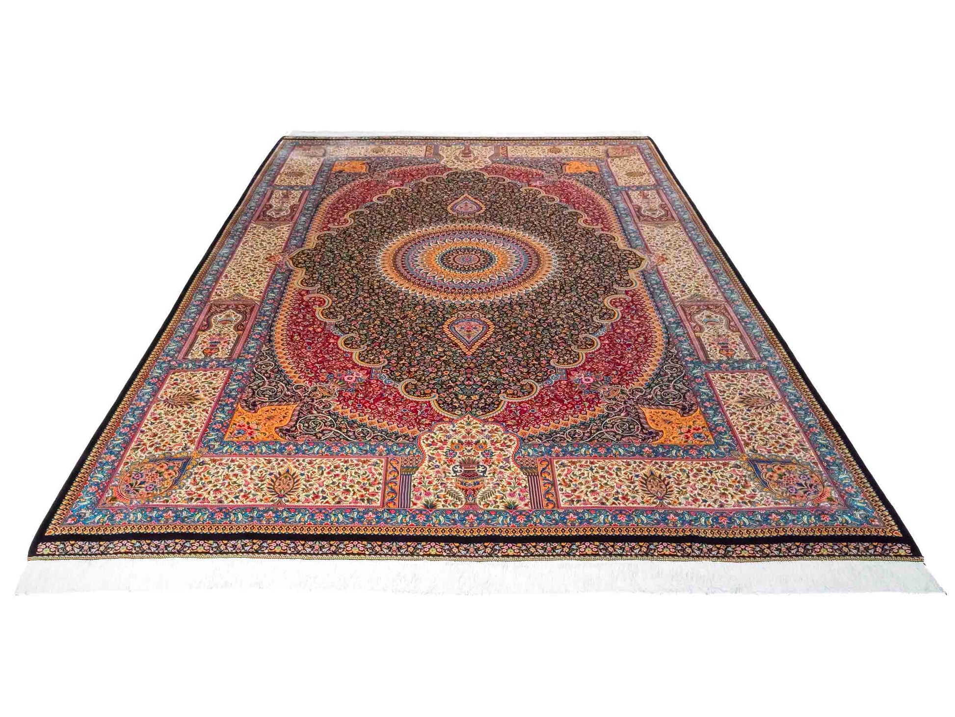 Ghom Maschinenteppich "Iraj" 300 x 200 cm aus pflanzlicher Seide (Viskose) mit Medaillon, Schwarz, Cremeweiß. Teppichnummer: V47BC600H. Persian Luxury Collection by Khademi. Made in Iran / Persia – Vertrieb durch JUPITER Intl.