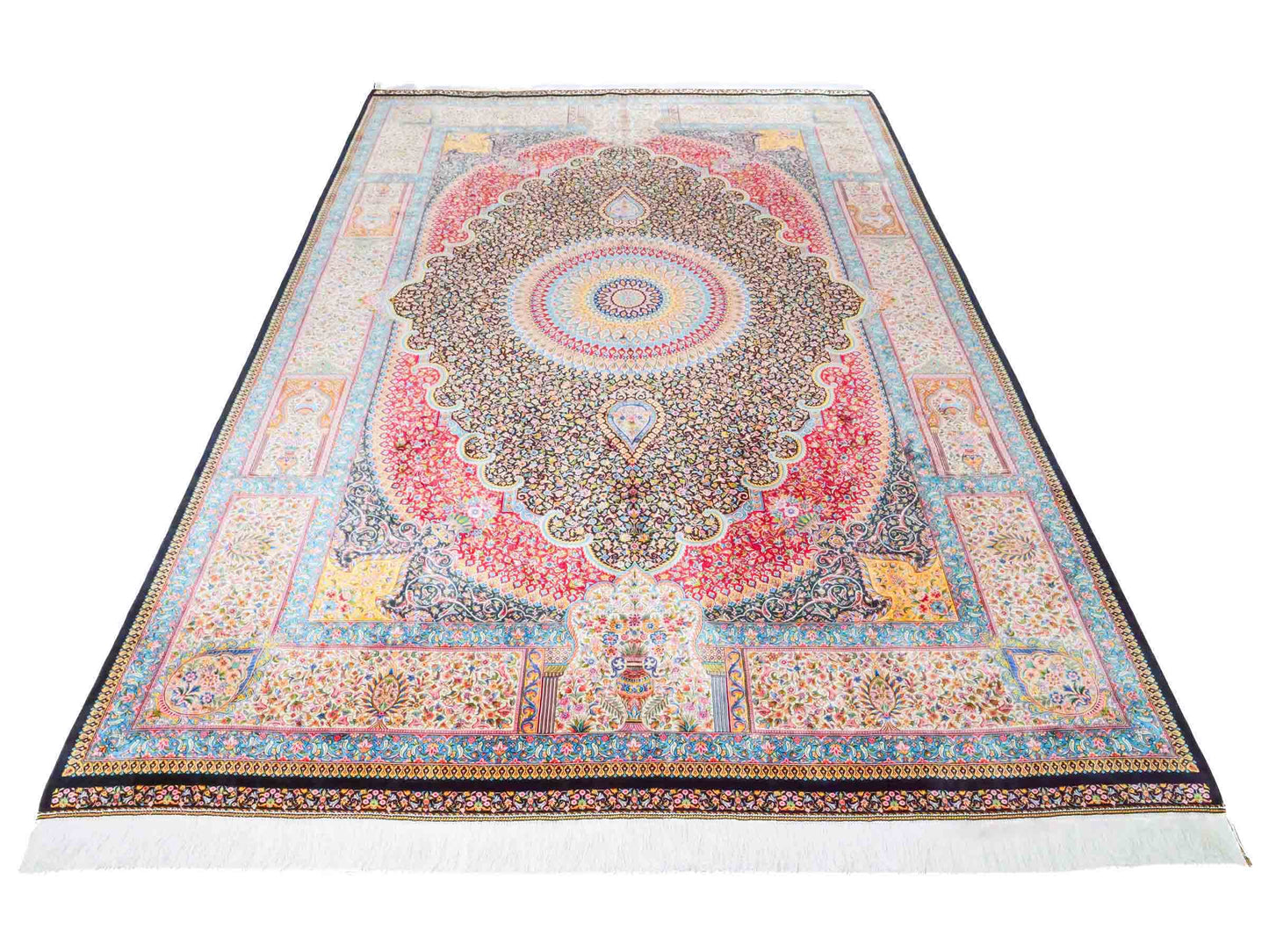 Ghom Maschinenteppich "Iraj" 300 x 200 cm aus pflanzlicher Seide (Viskose) mit Medaillon, Schwarz, Cremeweiß. Teppichnummer: V47BC600H. Persian Luxury Collection by Khademi. Made in Iran / Persia – Vertrieb durch JUPITER Intl.