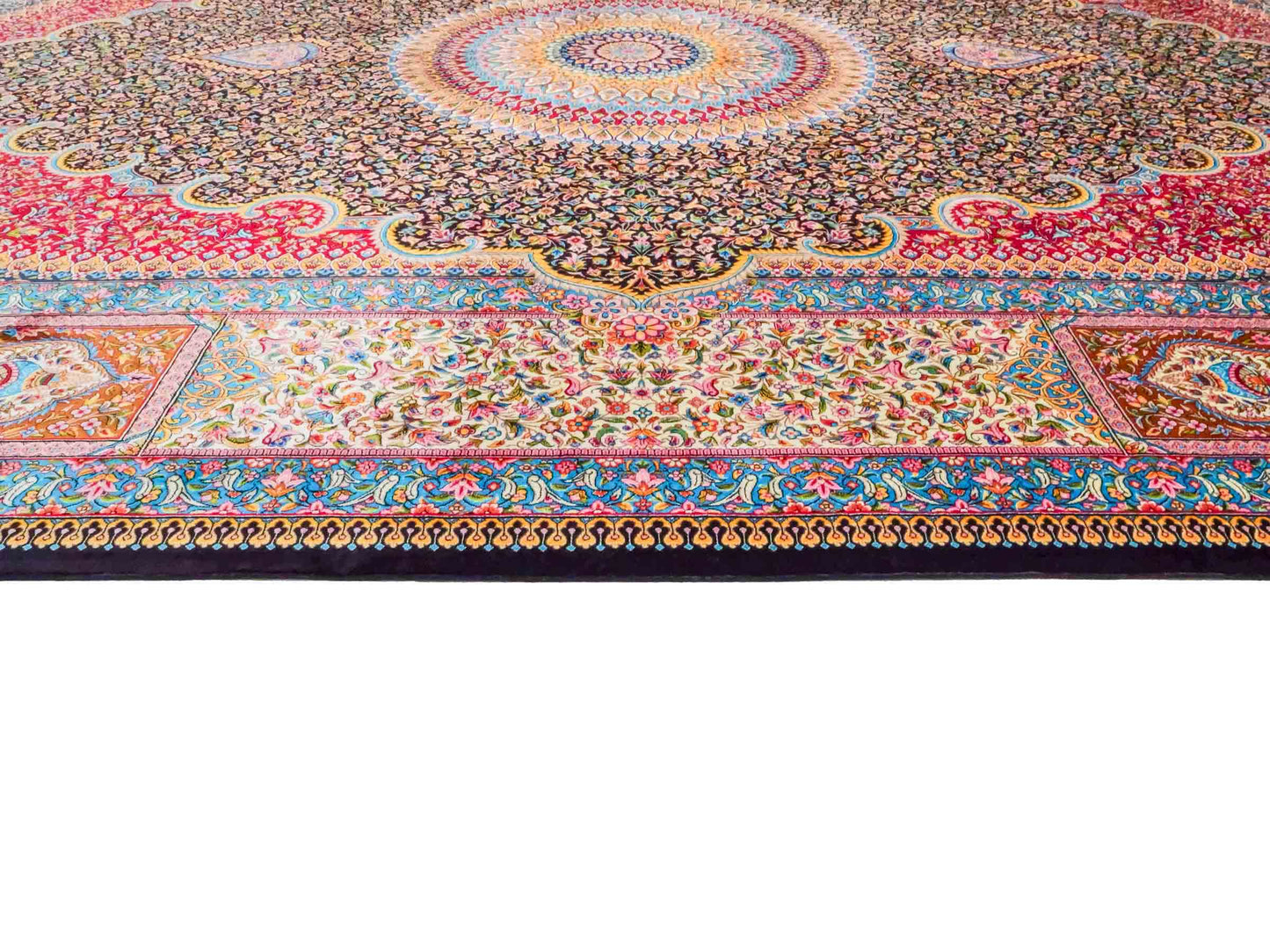 Ghom Maschinenteppich "Iraj" 300 x 200 cm aus pflanzlicher Seide (Viskose) mit Medaillon, Schwarz, Cremeweiß. Teppichnummer: V47BC600H. Persian Luxury Collection by Khademi. Made in Iran / Persia – Vertrieb durch JUPITER Intl.