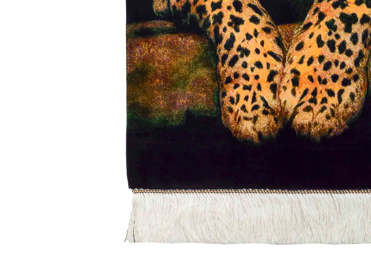 Ghom Maschinenteppich "Iranischer Gepard" 90 x 60 cm aus pflanzlicher Seide (Viskose) mit Bildmotiv, Schwarz, Gelb. Teppichnummer: V59MC054H. Persian Luxury Collection by Khademi. Made in Iran / Persia – Vertrieb durch JUPITER Intl.