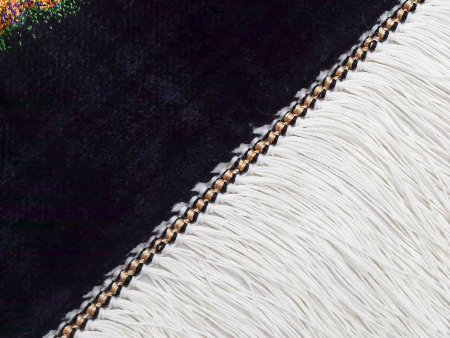 Ghom Maschinenteppich "Iranischer Gepard" 90 x 60 cm aus pflanzlicher Seide (Viskose) mit Bildmotiv, Schwarz, Gelb. Teppichnummer: V59MC054H. Persian Luxury Collection by Khademi. Made in Iran / Persia – Vertrieb durch JUPITER Intl.