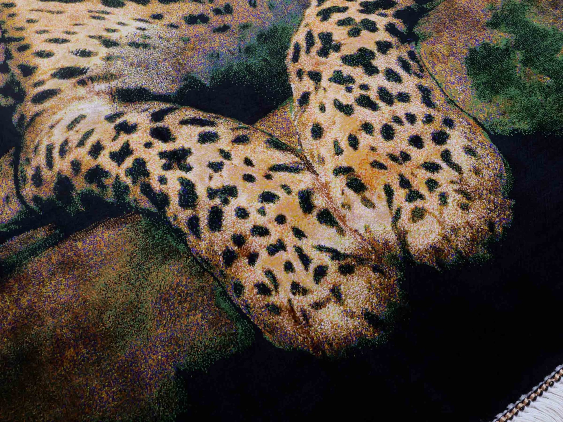 Ghom Maschinenteppich "Iranischer Gepard" 90 x 60 cm aus pflanzlicher Seide (Viskose) mit Bildmotiv, Schwarz, Gelb. Teppichnummer: V59MC054H. Persian Luxury Collection by Khademi. Made in Iran / Persia – Vertrieb durch JUPITER Intl.