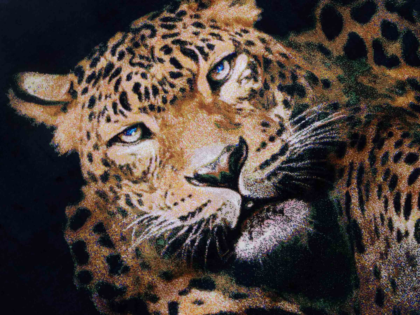 Ghom Maschinenteppich "Iranischer Gepard" 90 x 60 cm aus pflanzlicher Seide (Viskose) mit Bildmotiv, Schwarz, Gelb. Teppichnummer: V59MC054H. Persian Luxury Collection by Khademi. Made in Iran / Persia – Vertrieb durch JUPITER Intl.