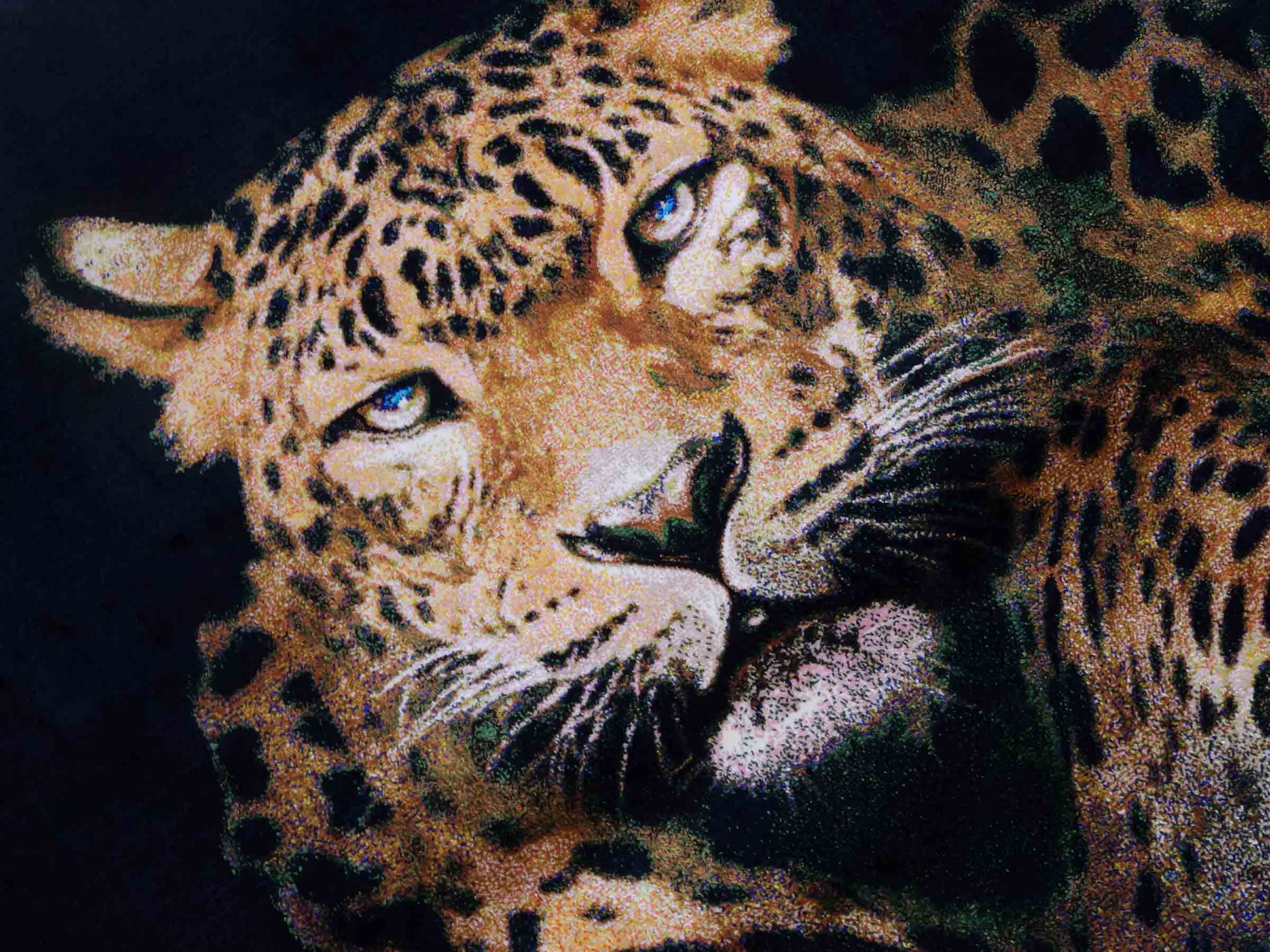 Ghom Maschinenteppich "Iranischer Gepard" 90 x 60 cm aus pflanzlicher Seide (Viskose) mit Bildmotiv, Schwarz, Gelb. Teppichnummer: V59MC054H. Persian Luxury Collection by Khademi. Made in Iran / Persia – Vertrieb durch JUPITER Intl.