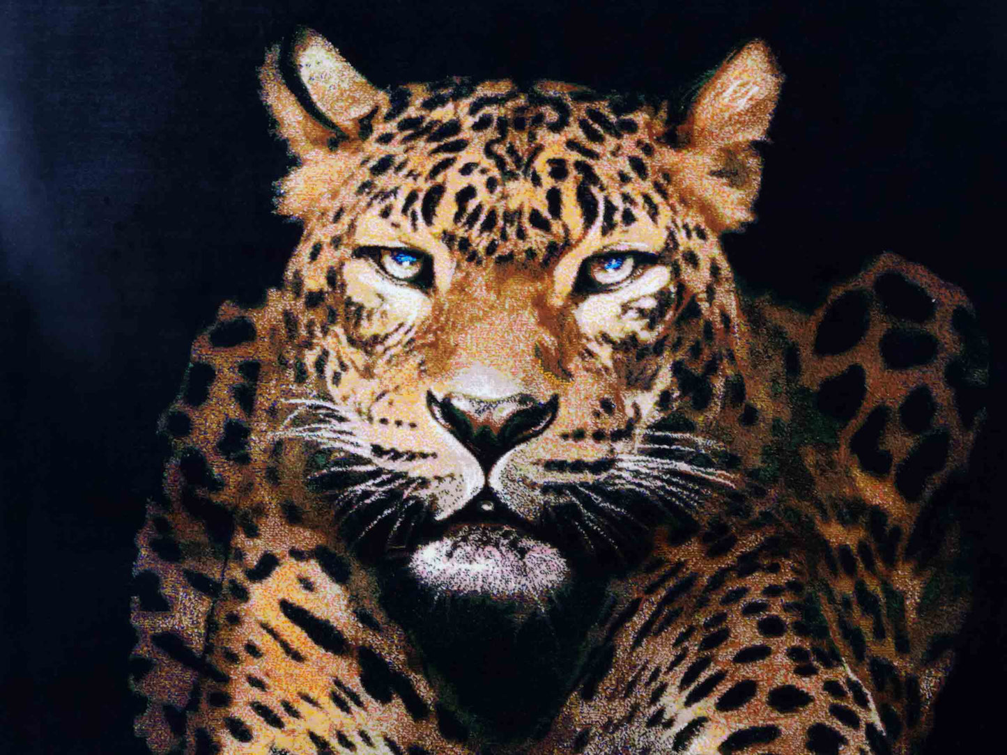 Ghom Maschinenteppich "Iranischer Gepard" 90 x 60 cm aus pflanzlicher Seide (Viskose) mit Bildmotiv, Schwarz, Gelb. Teppichnummer: V59MC054H. Persian Luxury Collection by Khademi. Made in Iran / Persia – Vertrieb durch JUPITER Intl.