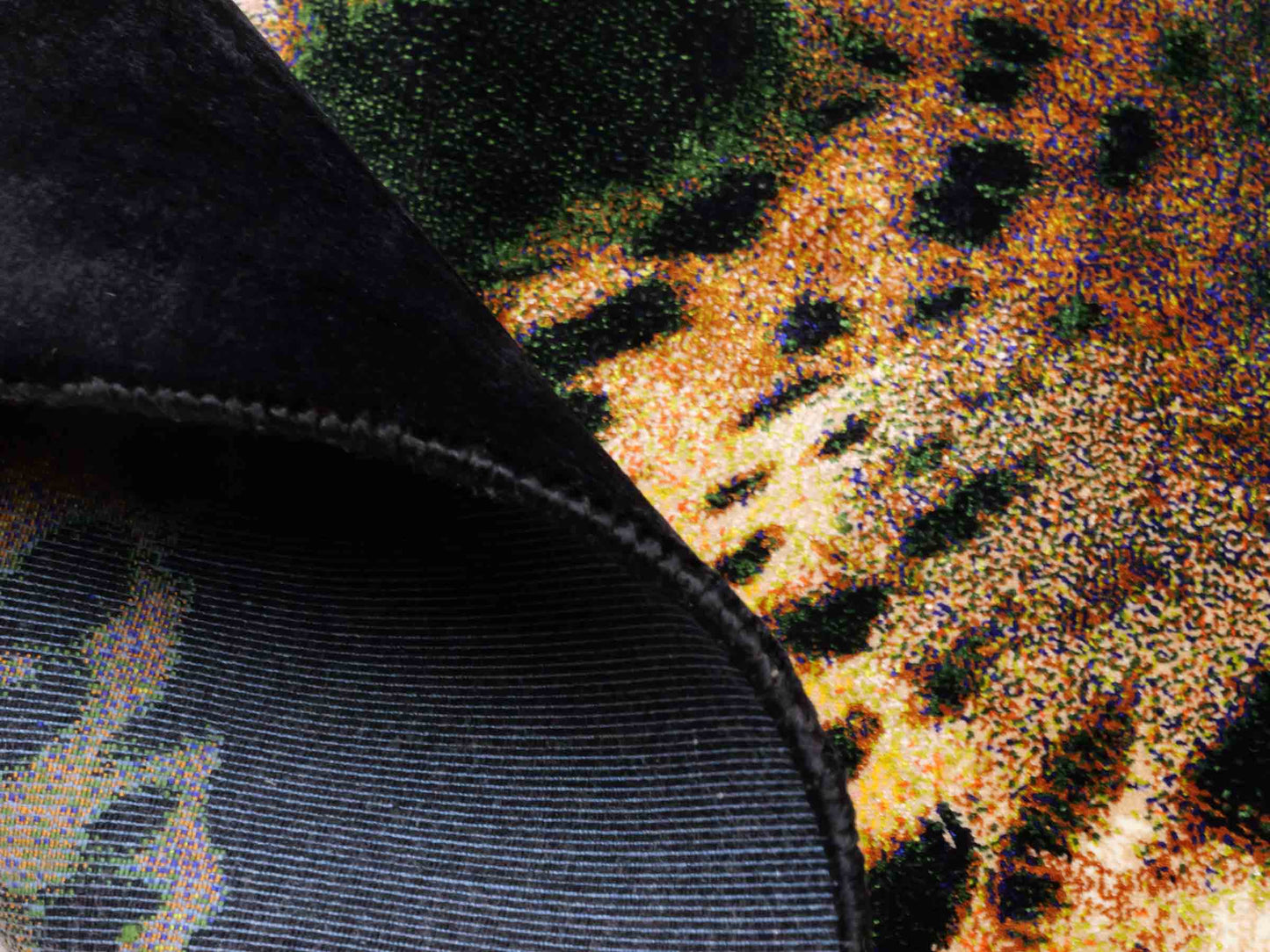 Ghom Maschinenteppich "Iranischer Gepard" 90 x 60 cm aus pflanzlicher Seide (Viskose) mit Bildmotiv, Schwarz, Gelb. Teppichnummer: V59MC054H. Persian Luxury Collection by Khademi. Made in Iran / Persia – Vertrieb durch JUPITER Intl.