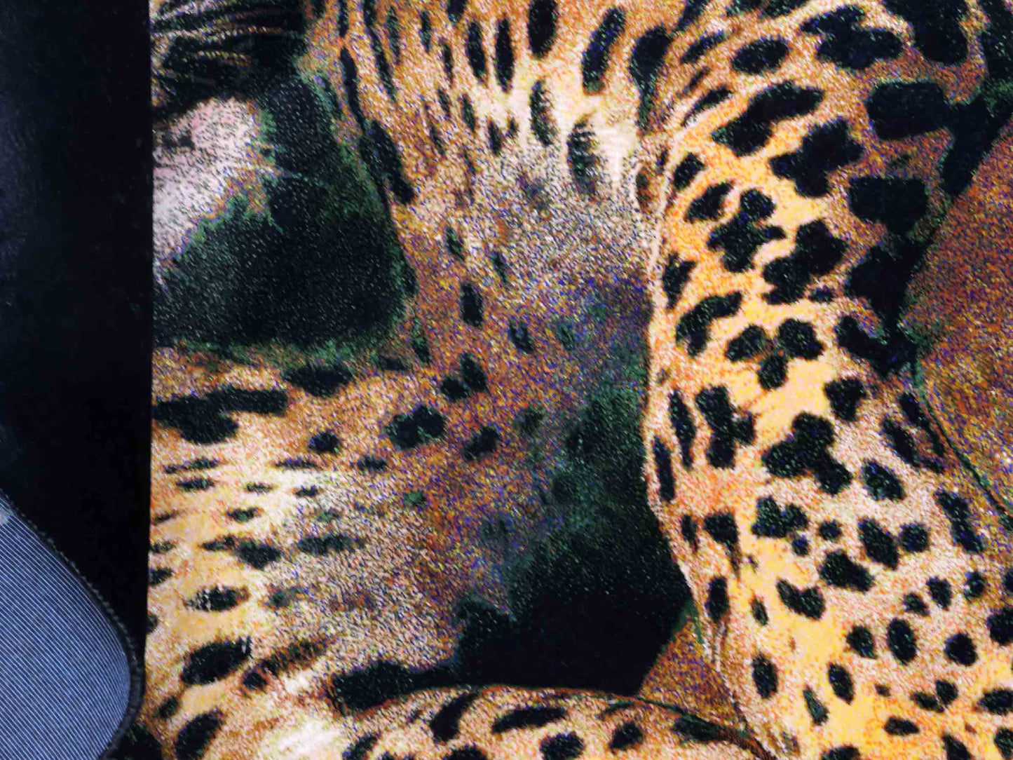 Ghom Maschinenteppich "Iranischer Gepard" 90 x 60 cm aus pflanzlicher Seide (Viskose) mit Bildmotiv, Schwarz, Gelb. Teppichnummer: V59MC054H. Persian Luxury Collection by Khademi. Made in Iran / Persia – Vertrieb durch JUPITER Intl.