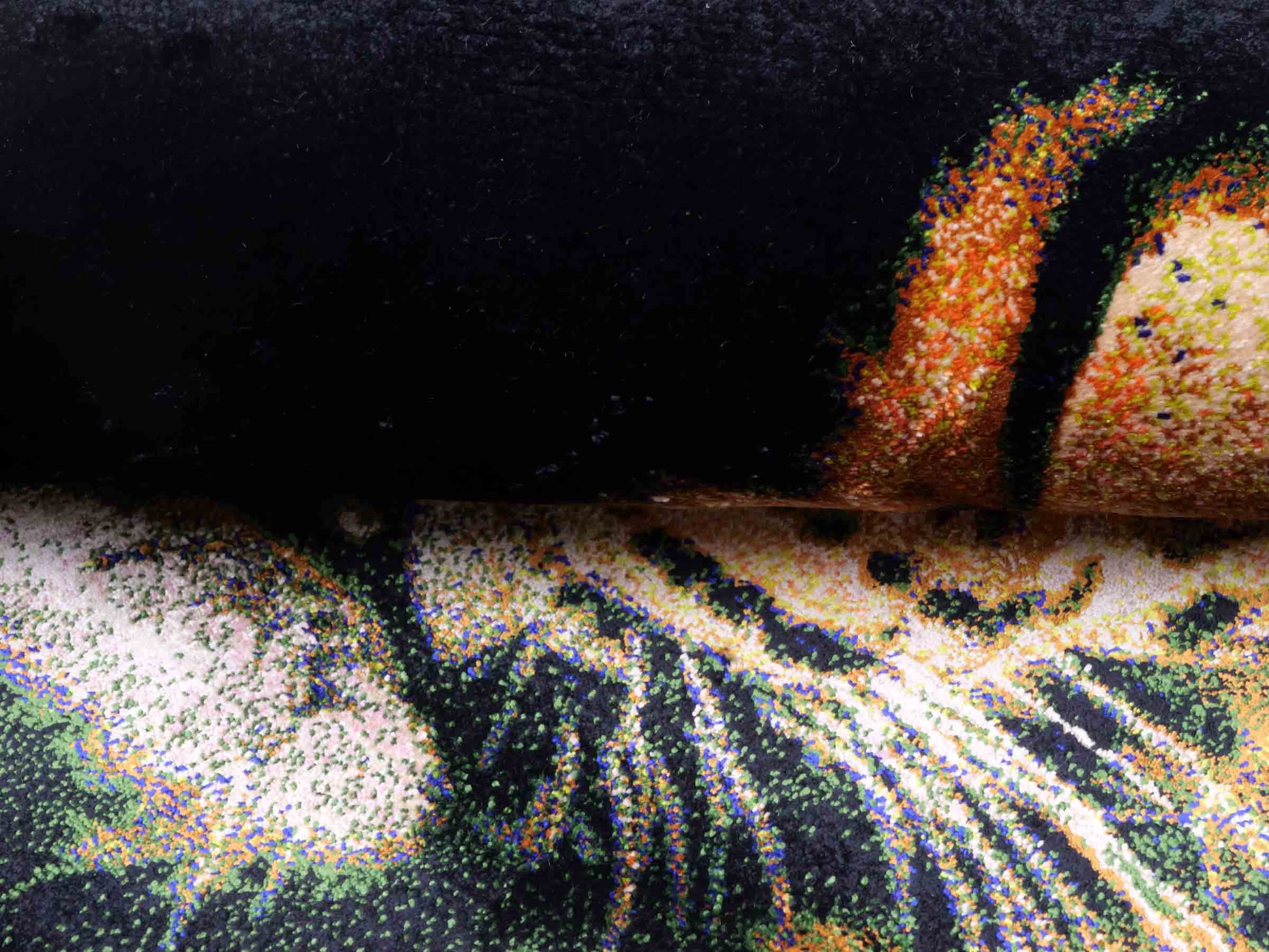 Ghom Maschinenteppich "Iranischer Gepard" 90 x 60 cm aus pflanzlicher Seide (Viskose) mit Bildmotiv, Schwarz, Gelb. Teppichnummer: V59MC054H. Persian Luxury Collection by Khademi. Made in Iran / Persia – Vertrieb durch JUPITER Intl.