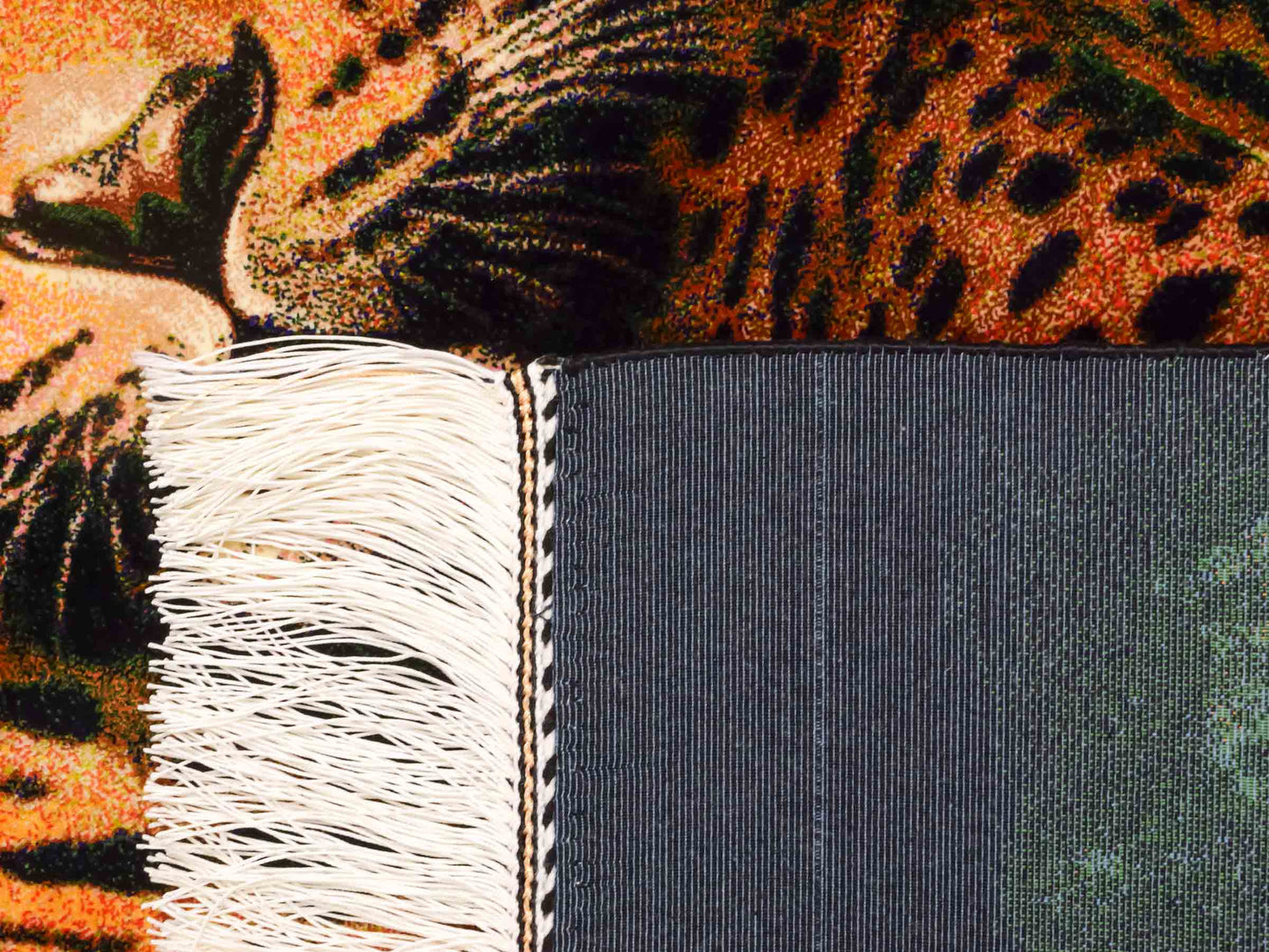 Ghom Maschinenteppich "Iranischer Gepard" 90 x 60 cm aus pflanzlicher Seide (Viskose) mit Bildmotiv, Schwarz, Gelb. Teppichnummer: V59MC054H. Persian Luxury Collection by Khademi. Made in Iran / Persia – Vertrieb durch JUPITER Intl.