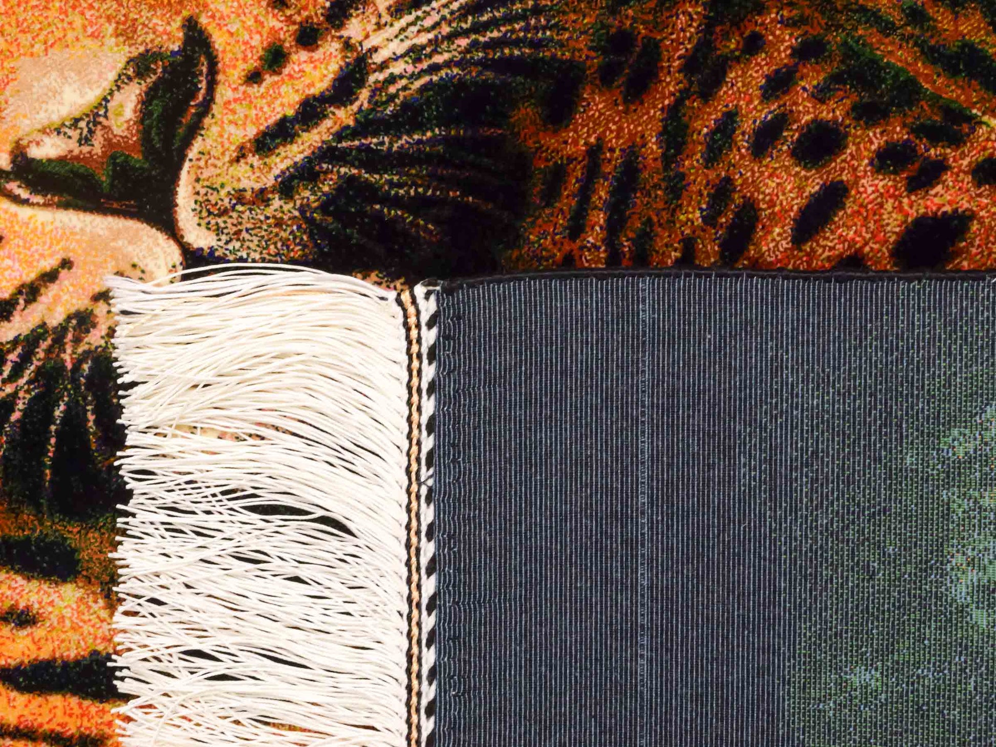 Ghom Maschinenteppich "Iranischer Gepard" 90 x 60 cm aus pflanzlicher Seide (Viskose) mit Bildmotiv, Schwarz, Gelb. Teppichnummer: V59MC054H. Persian Luxury Collection by Khademi. Made in Iran / Persia – Vertrieb durch JUPITER Intl.