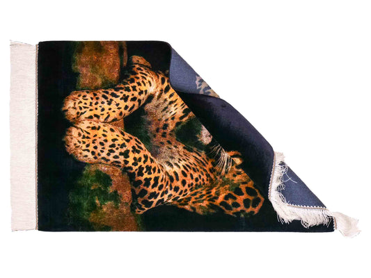 Ghom Maschinenteppich "Iranischer Gepard" 90 x 60 cm aus pflanzlicher Seide (Viskose) mit Bildmotiv, Schwarz, Gelb. Teppichnummer: V59MC054H. Persian Luxury Collection by Khademi. Made in Iran / Persia – Vertrieb durch JUPITER Intl.