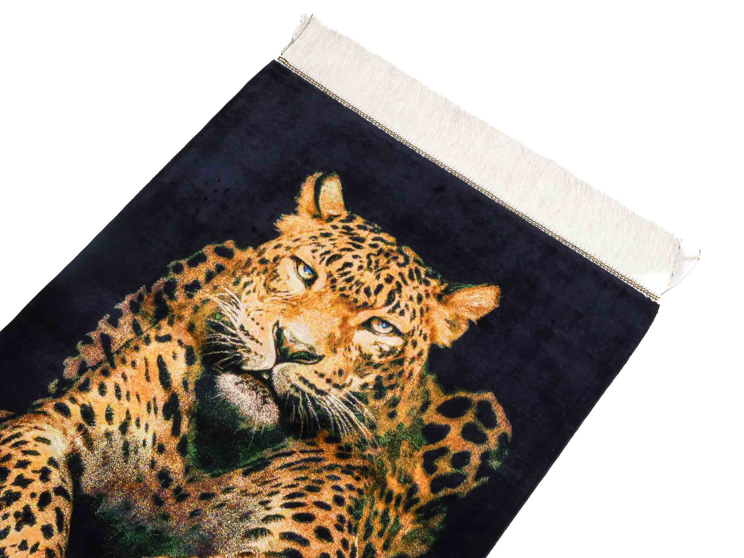 Ghom Maschinenteppich "Iranischer Gepard" 90 x 60 cm aus pflanzlicher Seide (Viskose) mit Bildmotiv, Schwarz, Gelb. Teppichnummer: V59MC054H. Persian Luxury Collection by Khademi. Made in Iran / Persia – Vertrieb durch JUPITER Intl.
