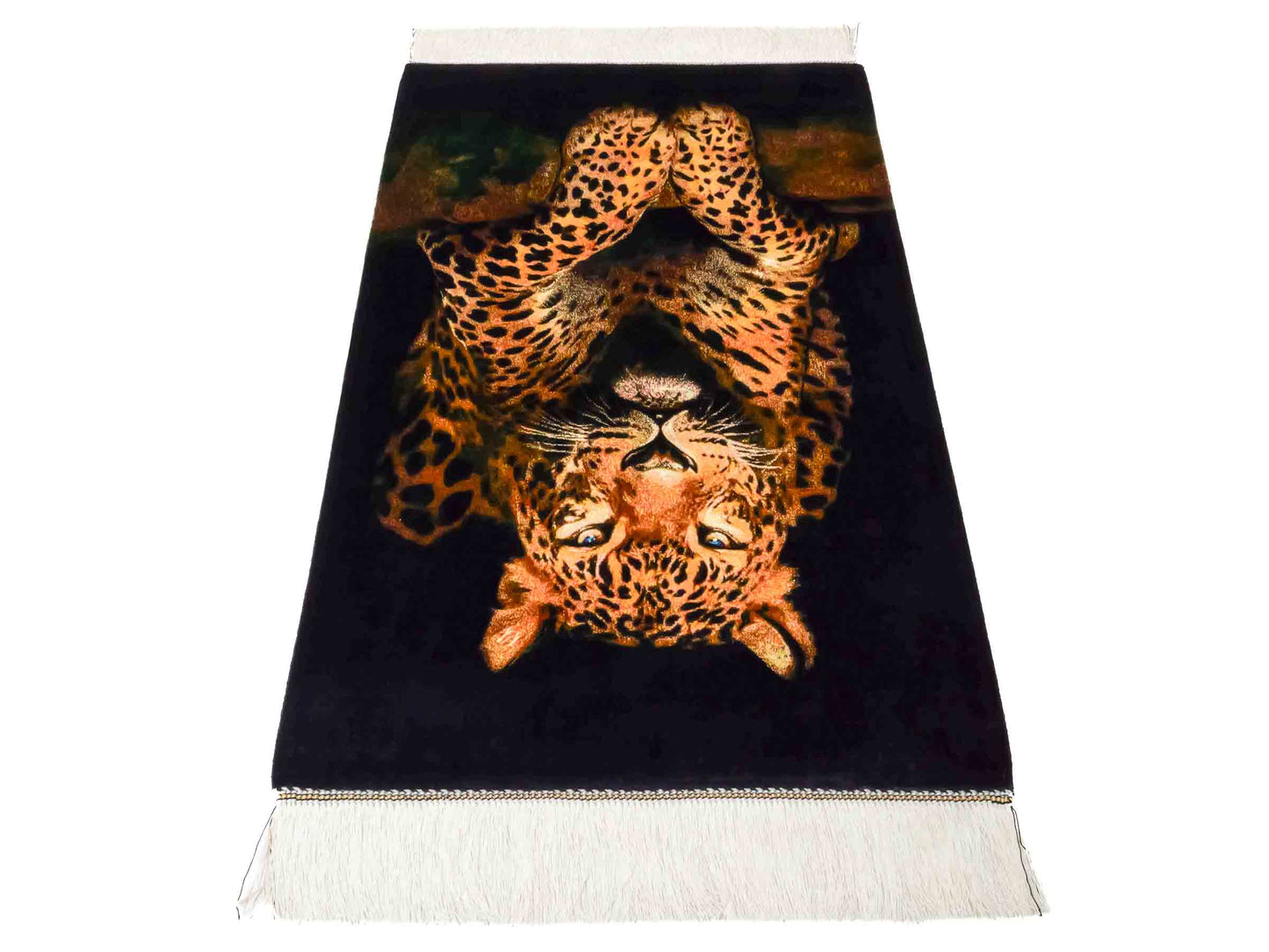 Ghom Maschinenteppich "Iranischer Gepard" 90 x 60 cm aus pflanzlicher Seide (Viskose) mit Bildmotiv, Schwarz, Gelb. Teppichnummer: V59MC054H. Persian Luxury Collection by Khademi. Made in Iran / Persia – Vertrieb durch JUPITER Intl.