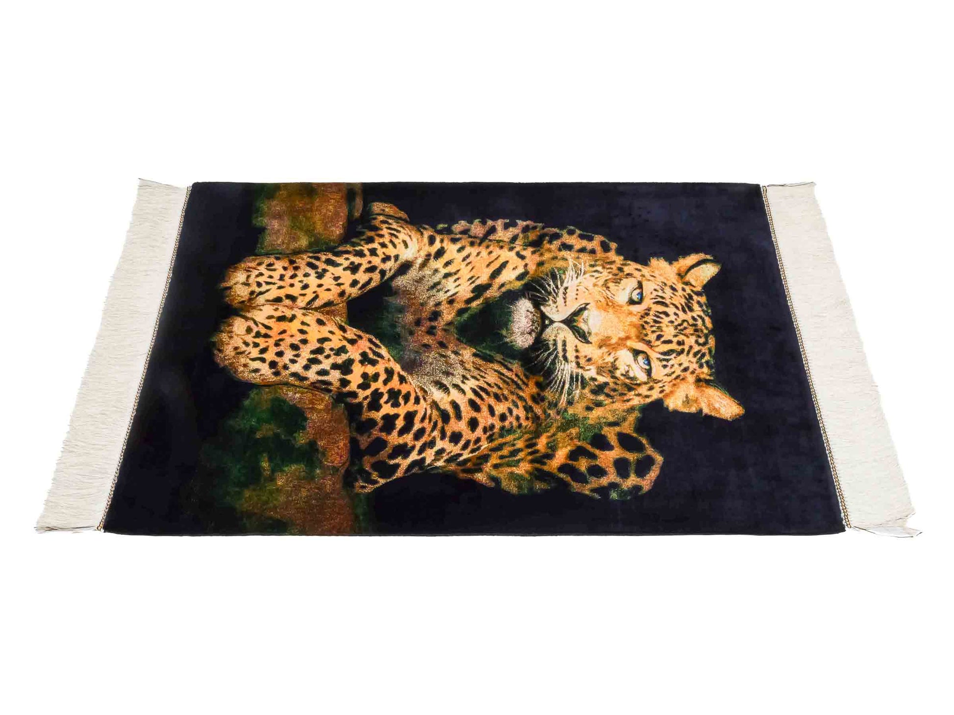 Ghom Maschinenteppich "Iranischer Gepard" 90 x 60 cm aus pflanzlicher Seide (Viskose) mit Bildmotiv, Schwarz, Gelb. Teppichnummer: V59MC054H. Persian Luxury Collection by Khademi. Made in Iran / Persia – Vertrieb durch JUPITER Intl.