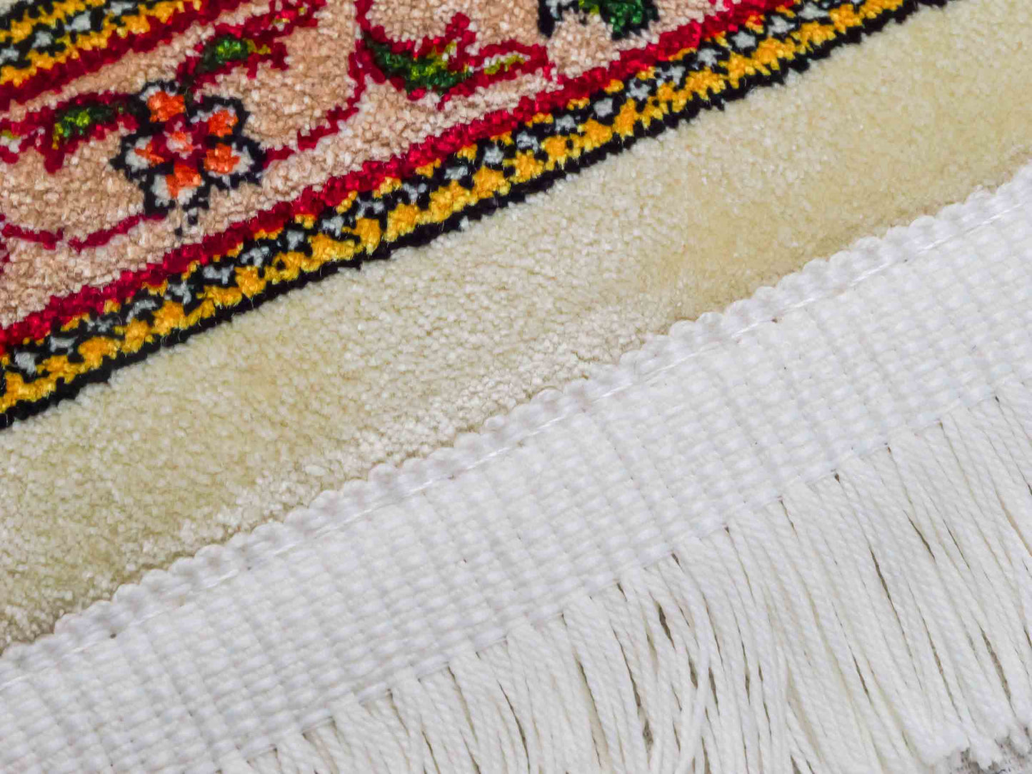 Ghom Maschinenteppich "Jamshid" 90 x 60 cm aus pflanzlicher Seide (Viskose) mit floralem Bildmotiv, Cremeweiß. Teppichnummer: V48CR054M Persian Luxury Collection by Khademi. Made in Iran / Persia – Vertrieb durch JUPITER Intl.