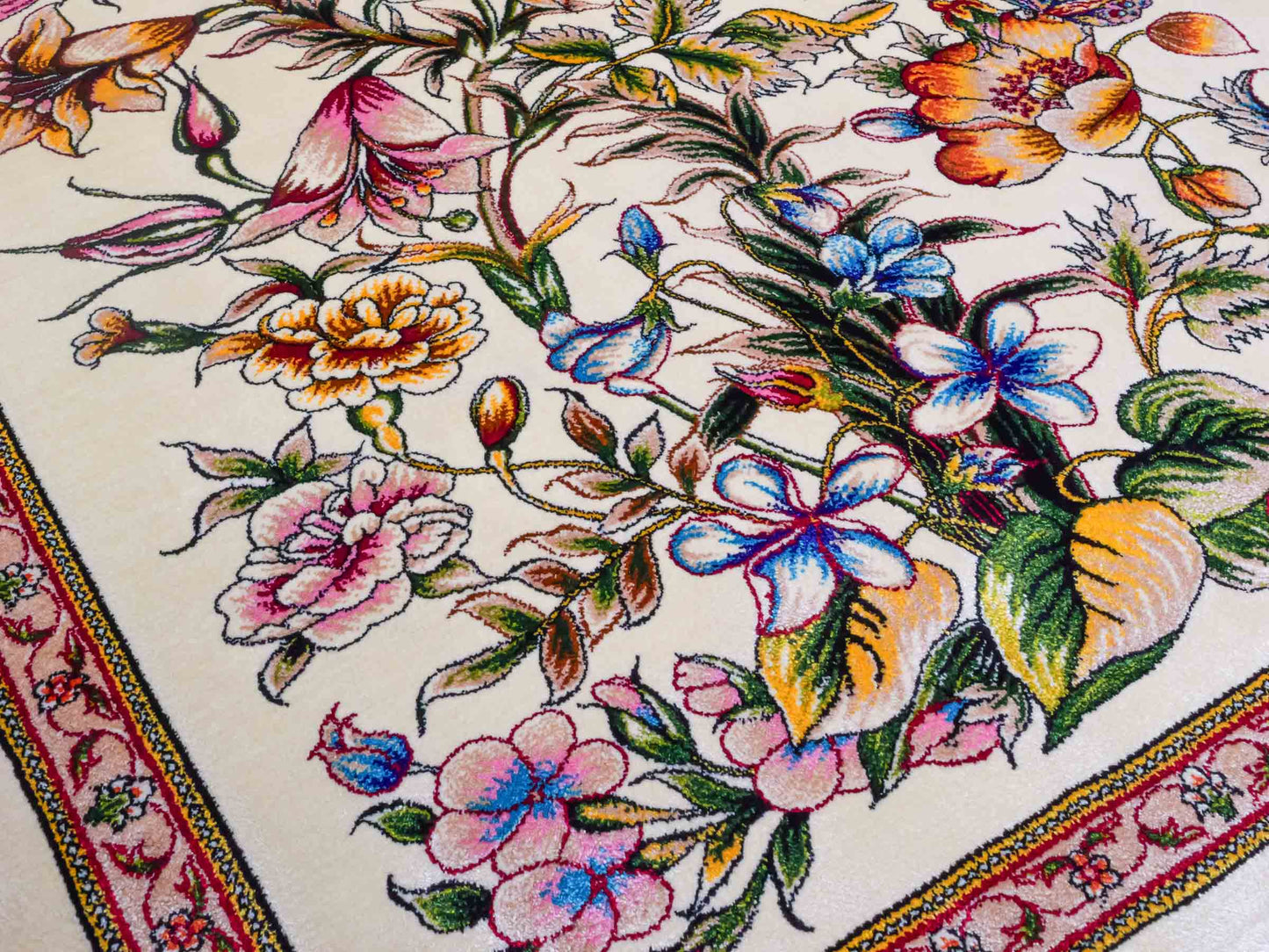 Ghom Maschinenteppich "Jamshid" 90 x 60 cm aus pflanzlicher Seide (Viskose) mit floralem Bildmotiv, Cremeweiß. Teppichnummer: V48CR054M Persian Luxury Collection by Khademi. Made in Iran / Persia – Vertrieb durch JUPITER Intl.