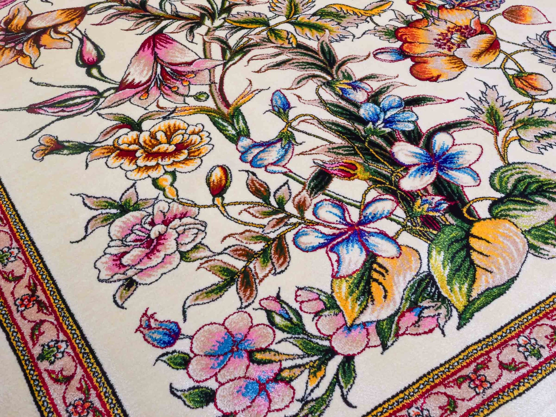 Ghom Maschinenteppich "Jamshid" 90 x 60 cm aus pflanzlicher Seide (Viskose) mit floralem Bildmotiv, Cremeweiß. Teppichnummer: V48CR054M Persian Luxury Collection by Khademi. Made in Iran / Persia – Vertrieb durch JUPITER Intl.