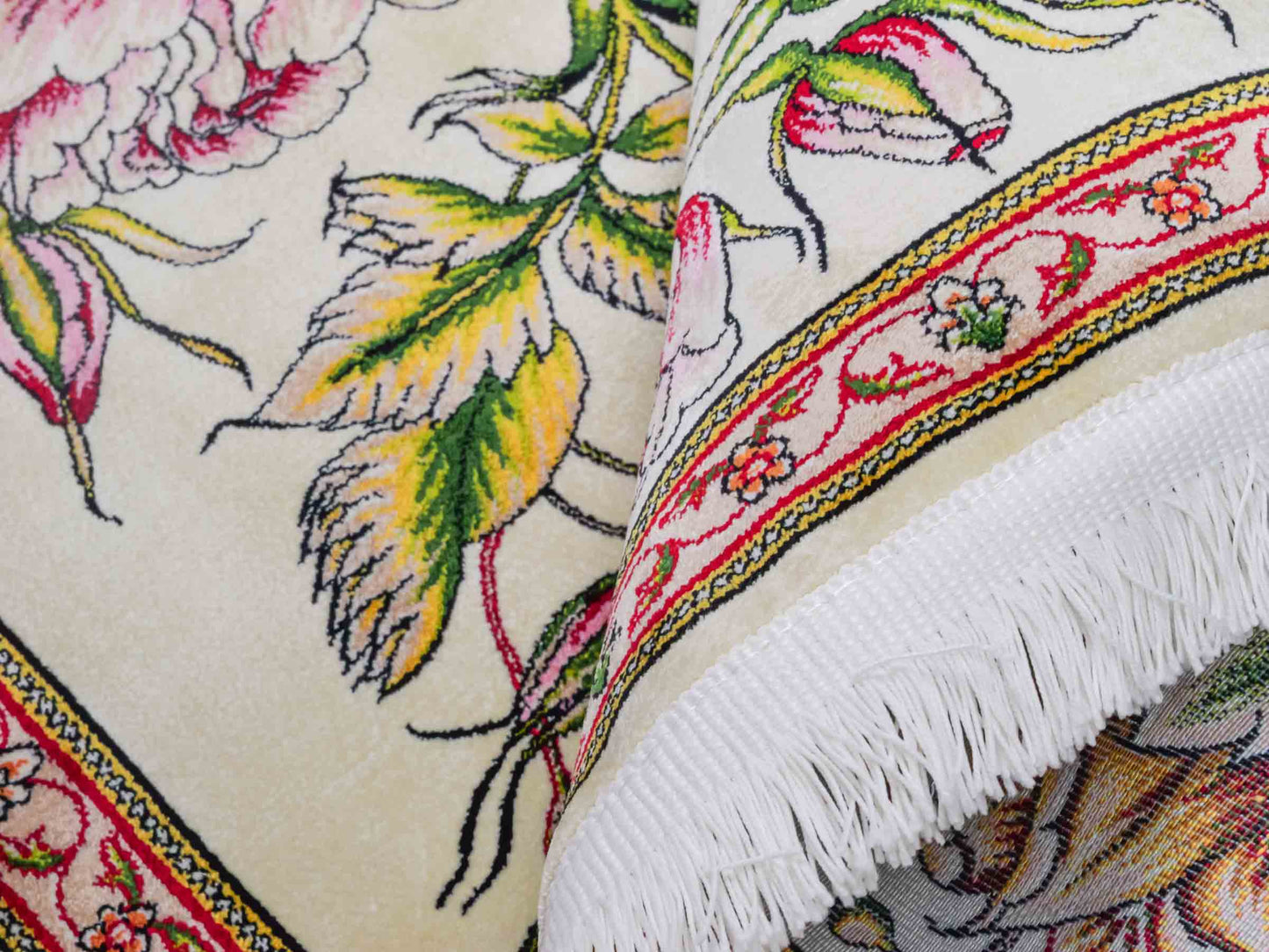 Ghom Maschinenteppich "Jamshid" 90 x 60 cm aus pflanzlicher Seide (Viskose) mit floralem Bildmotiv, Cremeweiß. Teppichnummer: V48CR054M Persian Luxury Collection by Khademi. Made in Iran / Persia – Vertrieb durch JUPITER Intl.