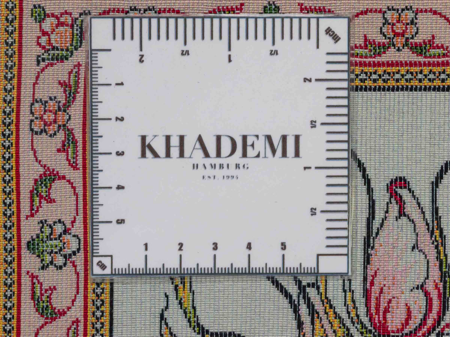 Ghom Maschinenteppich "Jamshid" 90 x 60 cm aus pflanzlicher Seide (Viskose) mit floralem Bildmotiv, Cremeweiß. Teppichnummer: V48CR054M Persian Luxury Collection by Khademi. Made in Iran / Persia – Vertrieb durch JUPITER Intl.