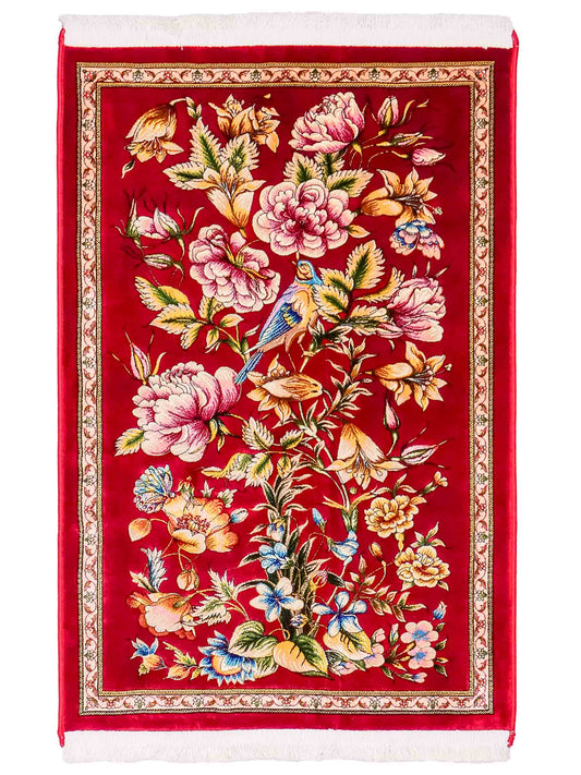 Ghom Maschinenteppich "Jamshid" 90 x 60 cm aus pflanzlicher Seide (Viskose) mit floralem Bildmotiv, Rot. Teppichnummer: V48RD054M Persian Luxury Collection by Khademi. Made in Iran / Persia – Vertrieb durch JUPITER Intl.