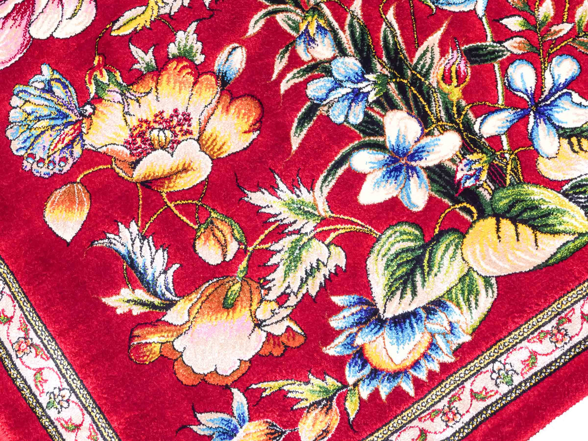 Ghom Maschinenteppich "Jamshid" 90 x 60 cm aus pflanzlicher Seide (Viskose) mit floralem Bildmotiv, Rot. Teppichnummer: V48RD054M Persian Luxury Collection by Khademi. Made in Iran / Persia – Vertrieb durch JUPITER Intl.