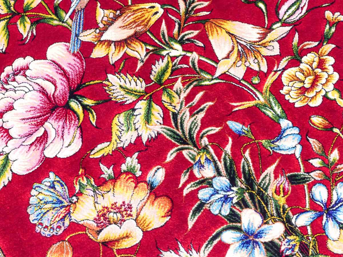 Ghom Maschinenteppich "Jamshid" 90 x 60 cm aus pflanzlicher Seide (Viskose) mit floralem Bildmotiv, Rot. Teppichnummer: V48RD054M Persian Luxury Collection by Khademi. Made in Iran / Persia – Vertrieb durch JUPITER Intl.