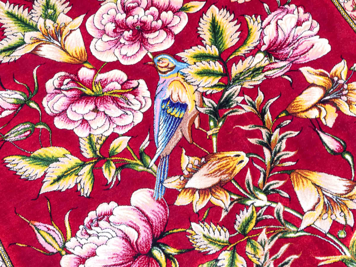 Ghom Maschinenteppich "Jamshid" 90 x 60 cm aus pflanzlicher Seide (Viskose) mit floralem Bildmotiv, Rot. Teppichnummer: V48RD054M Persian Luxury Collection by Khademi. Made in Iran / Persia – Vertrieb durch JUPITER Intl.