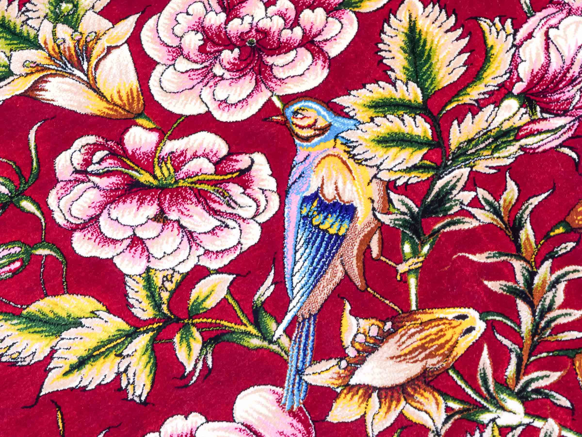 Ghom Maschinenteppich "Jamshid" 90 x 60 cm aus pflanzlicher Seide (Viskose) mit floralem Bildmotiv, Rot. Teppichnummer: V48RD054M Persian Luxury Collection by Khademi. Made in Iran / Persia – Vertrieb durch JUPITER Intl.