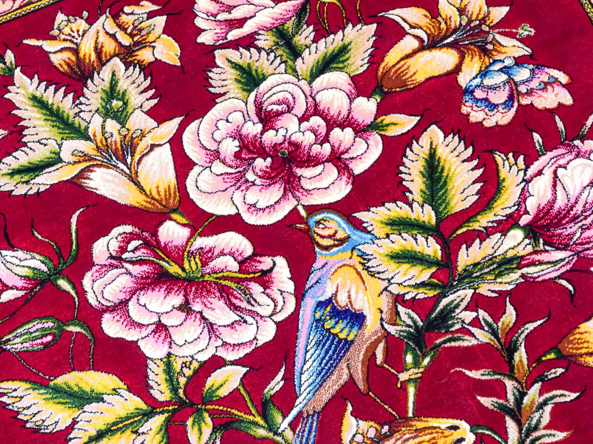 Ghom Maschinenteppich "Jamshid" 90 x 60 cm aus pflanzlicher Seide (Viskose) mit floralem Bildmotiv, Rot. Teppichnummer: V48RD054M Persian Luxury Collection by Khademi. Made in Iran / Persia – Vertrieb durch JUPITER Intl.