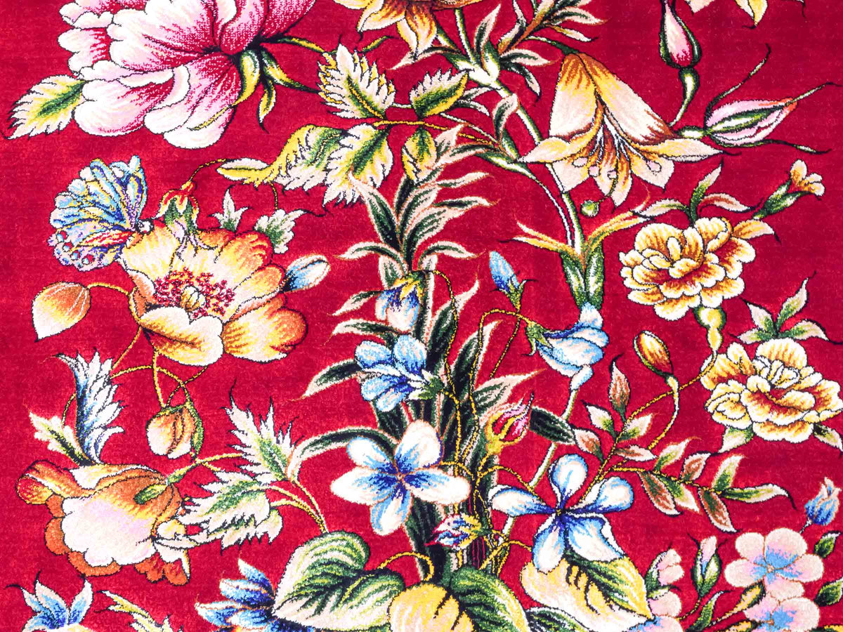 Ghom Maschinenteppich "Jamshid" 90 x 60 cm aus pflanzlicher Seide (Viskose) mit floralem Bildmotiv, Rot. Teppichnummer: V48RD054M Persian Luxury Collection by Khademi. Made in Iran / Persia – Vertrieb durch JUPITER Intl.