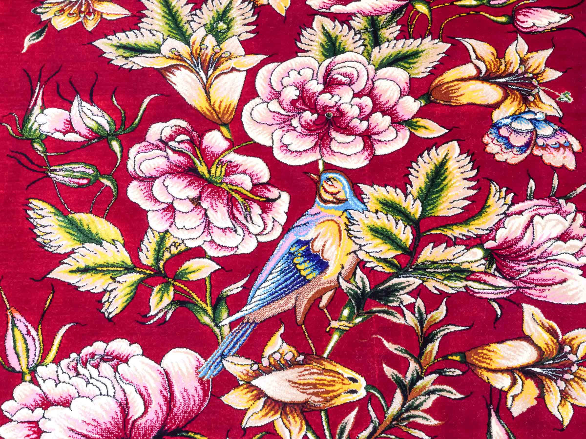 Ghom Maschinenteppich "Jamshid" 90 x 60 cm aus pflanzlicher Seide (Viskose) mit floralem Bildmotiv, Rot. Teppichnummer: V48RD054M Persian Luxury Collection by Khademi. Made in Iran / Persia – Vertrieb durch JUPITER Intl.