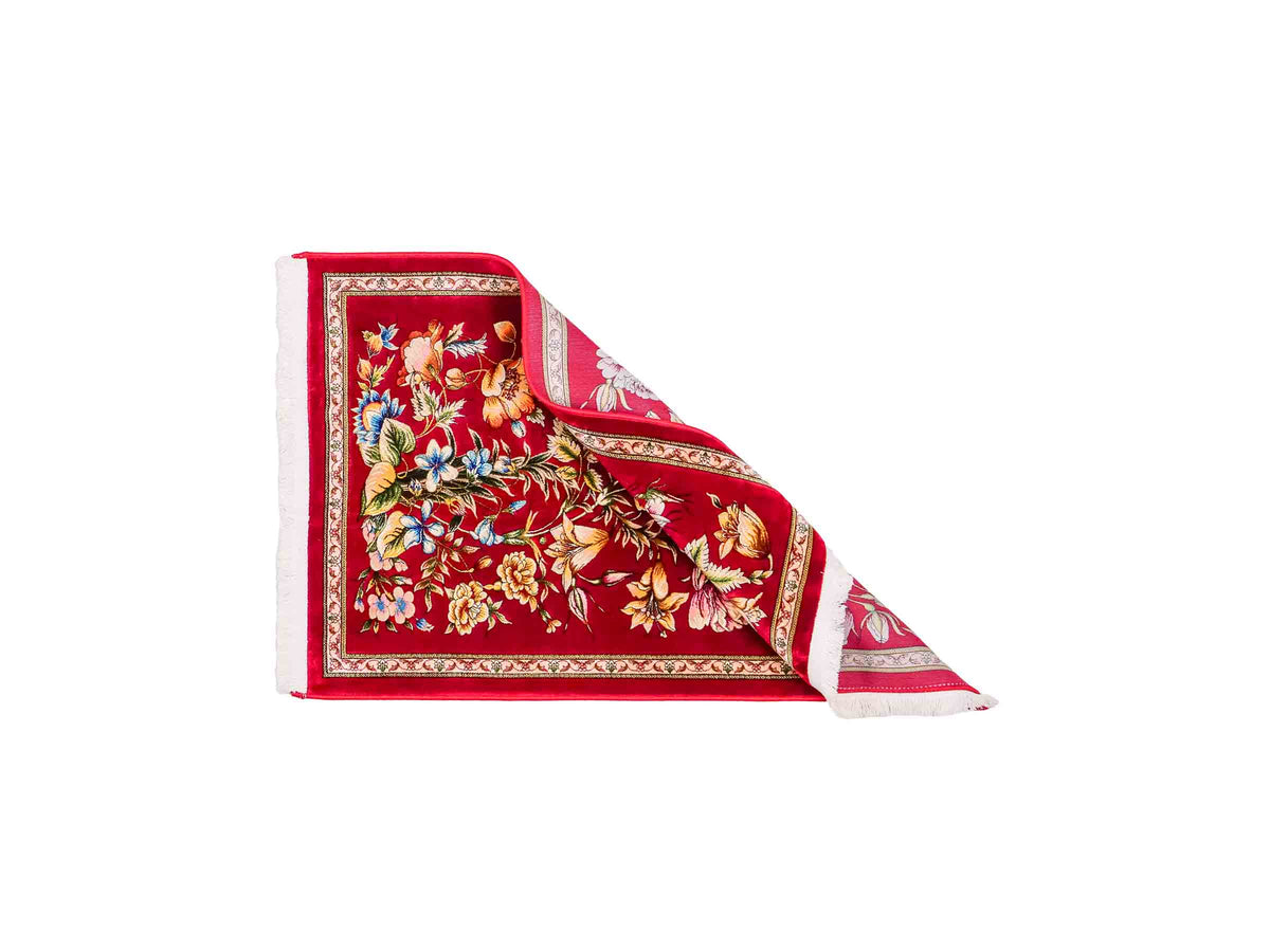 Ghom Maschinenteppich "Jamshid" 90 x 60 cm aus pflanzlicher Seide (Viskose) mit floralem Bildmotiv, Rot. Teppichnummer: V48RD054M Persian Luxury Collection by Khademi. Made in Iran / Persia – Vertrieb durch JUPITER Intl.