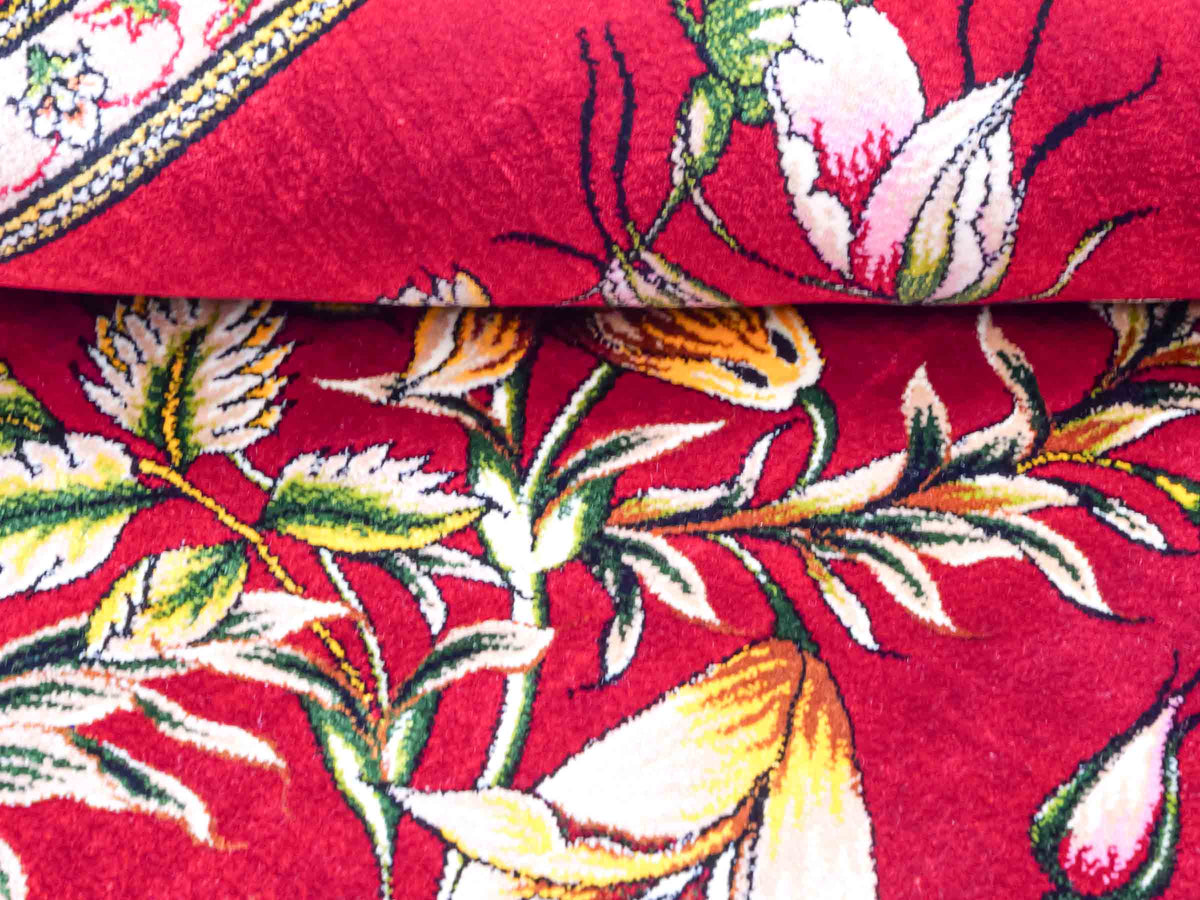 Ghom Maschinenteppich "Jamshid" 90 x 60 cm aus pflanzlicher Seide (Viskose) mit floralem Bildmotiv, Rot. Teppichnummer: V48RD054M Persian Luxury Collection by Khademi. Made in Iran / Persia – Vertrieb durch JUPITER Intl.