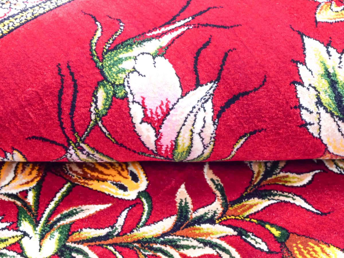 Ghom Maschinenteppich "Jamshid" 90 x 60 cm aus pflanzlicher Seide (Viskose) mit floralem Bildmotiv, Rot. Teppichnummer: V48RD054M Persian Luxury Collection by Khademi. Made in Iran / Persia – Vertrieb durch JUPITER Intl.