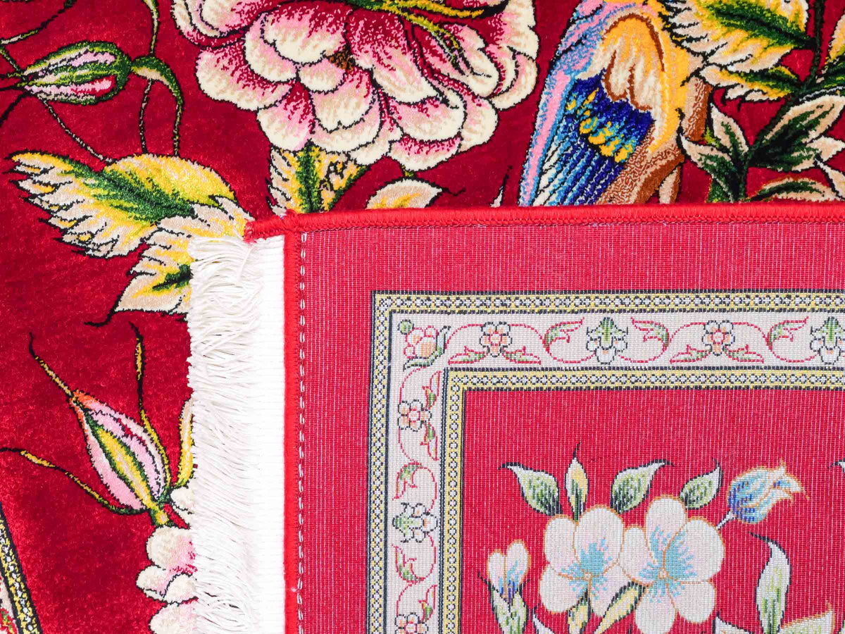 Ghom Maschinenteppich "Jamshid" 90 x 60 cm aus pflanzlicher Seide (Viskose) mit floralem Bildmotiv, Rot. Teppichnummer: V48RD054M Persian Luxury Collection by Khademi. Made in Iran / Persia – Vertrieb durch JUPITER Intl.