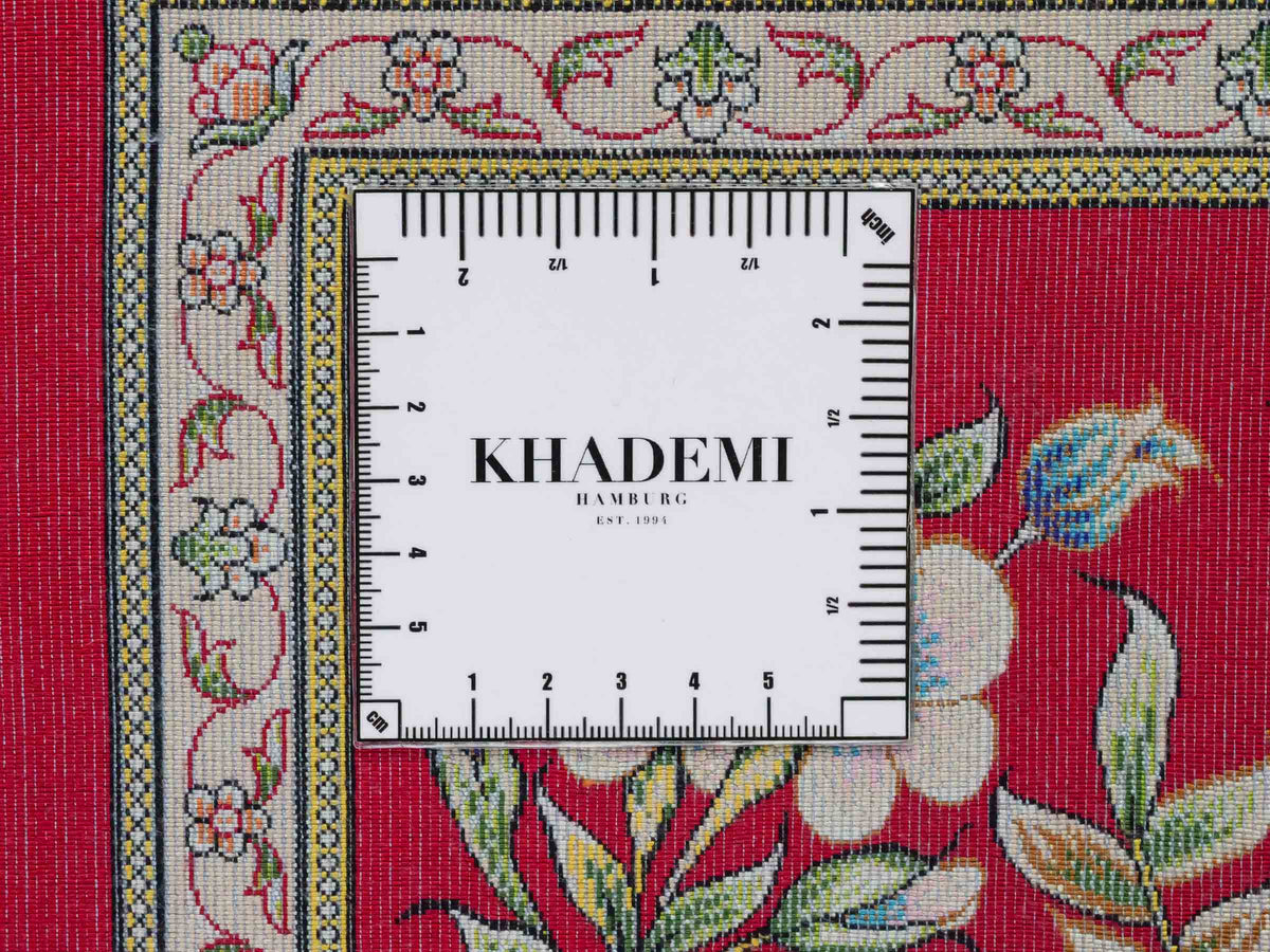 Ghom Maschinenteppich "Jamshid" 90 x 60 cm aus pflanzlicher Seide (Viskose) mit floralem Bildmotiv, Rot. Teppichnummer: V48RD054M Persian Luxury Collection by Khademi. Made in Iran / Persia – Vertrieb durch JUPITER Intl.
