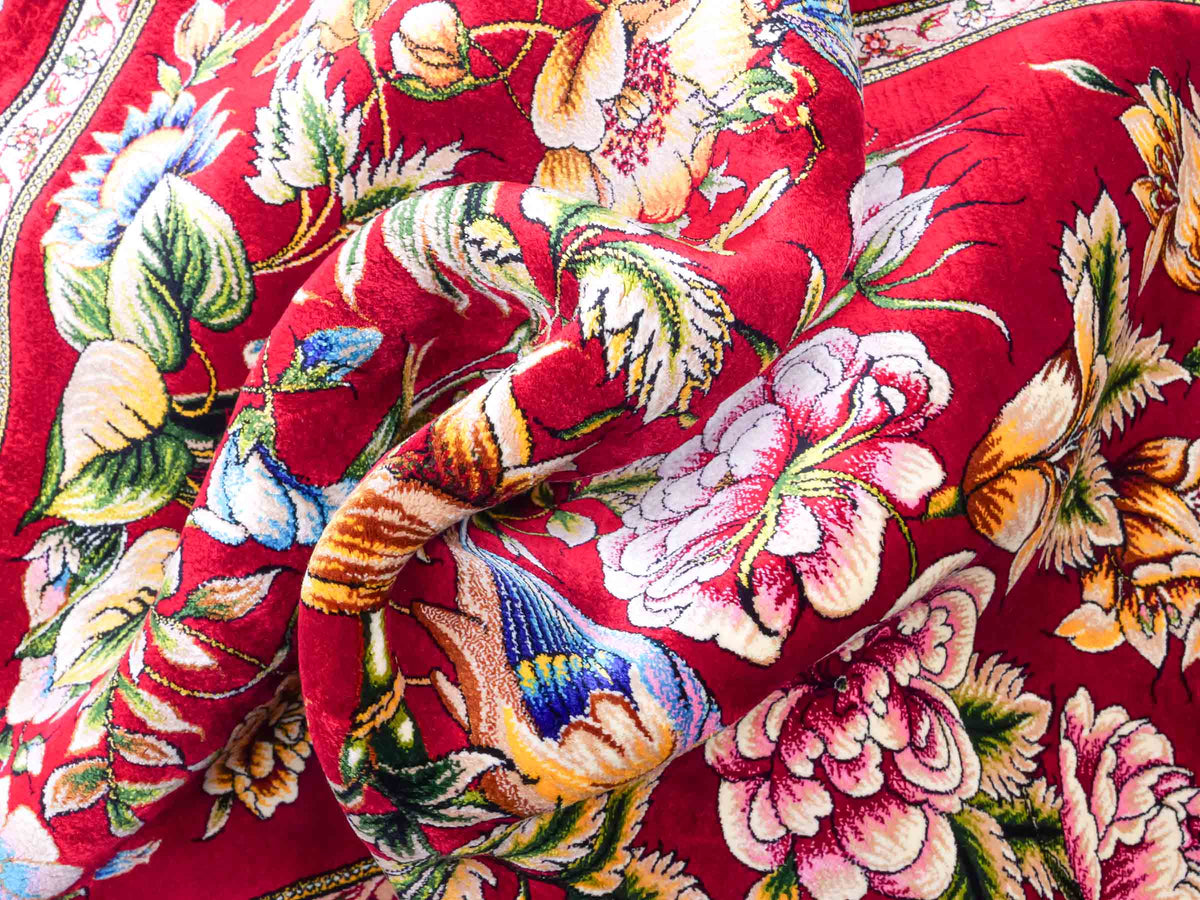 Ghom Maschinenteppich "Jamshid" 90 x 60 cm aus pflanzlicher Seide (Viskose) mit floralem Bildmotiv, Rot. Teppichnummer: V48RD054M Persian Luxury Collection by Khademi. Made in Iran / Persia – Vertrieb durch JUPITER Intl.