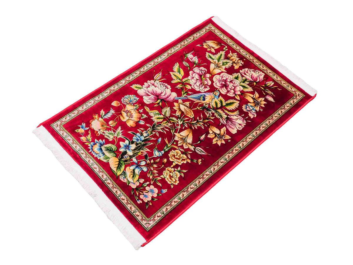 Ghom Maschinenteppich "Jamshid" 90 x 60 cm aus pflanzlicher Seide (Viskose) mit floralem Bildmotiv, Rot. Teppichnummer: V48RD054M Persian Luxury Collection by Khademi. Made in Iran / Persia – Vertrieb durch JUPITER Intl.