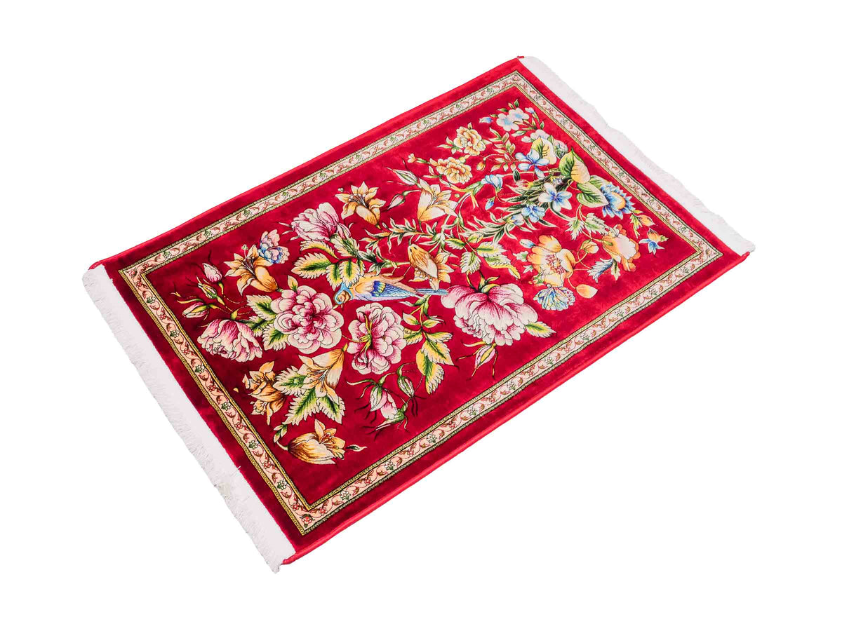 Ghom Maschinenteppich "Jamshid" 90 x 60 cm aus pflanzlicher Seide (Viskose) mit floralem Bildmotiv, Rot. Teppichnummer: V48RD054M Persian Luxury Collection by Khademi. Made in Iran / Persia – Vertrieb durch JUPITER Intl.